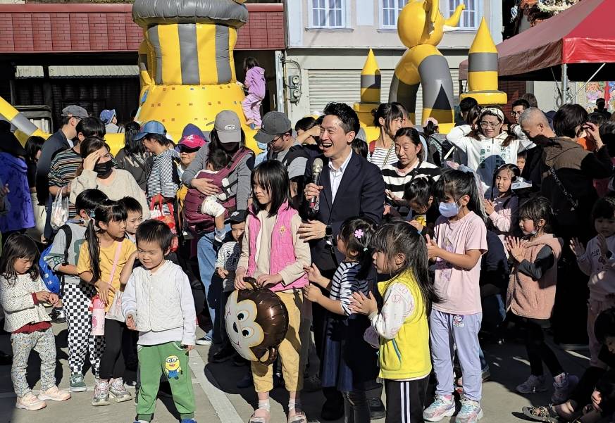 展現鐵人毅力　何志偉週休勤跑桃園　小孩大人嗨翻