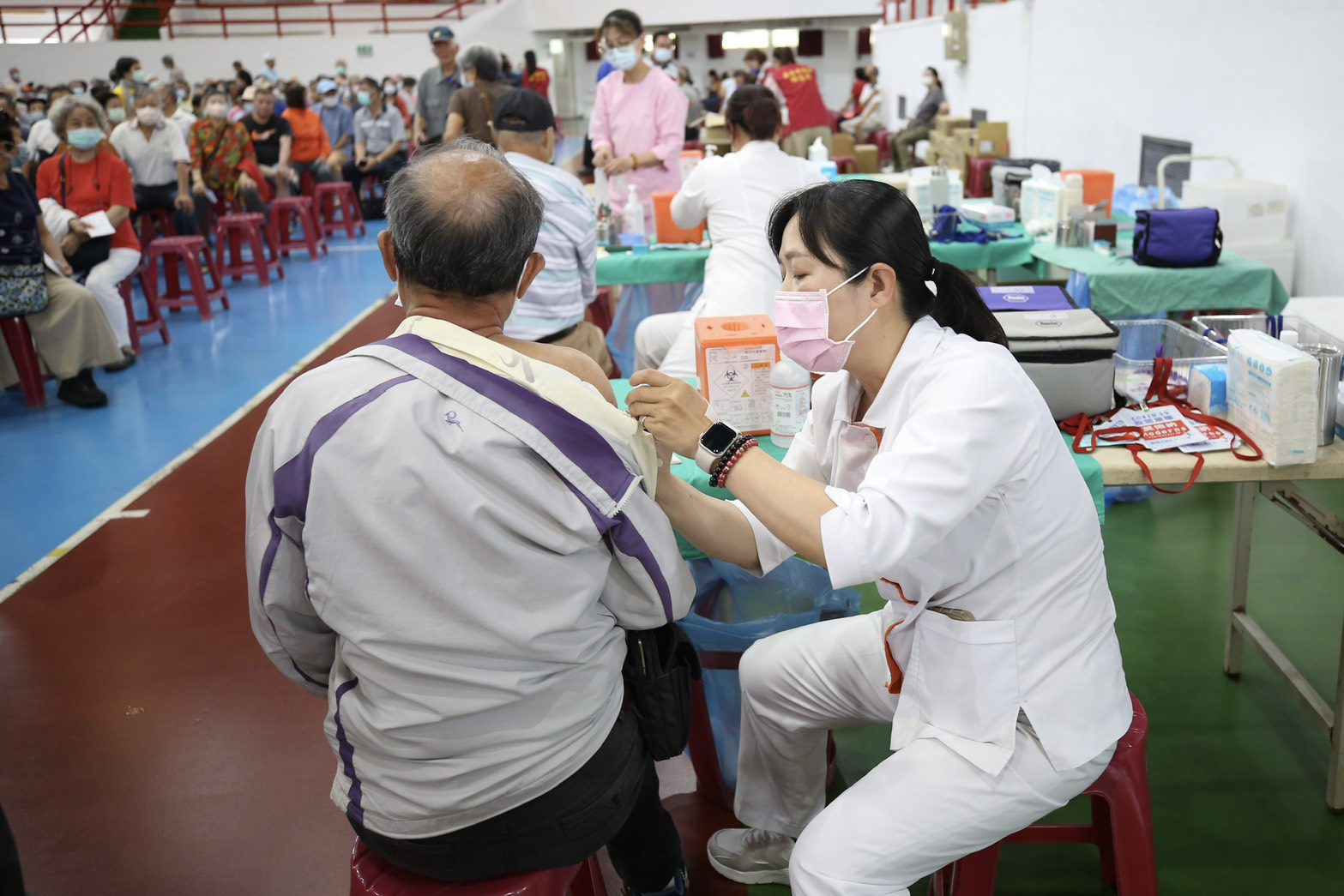 嘉義市設大型疫苗接種站　黃敏惠到場關心　1350人響應抗疫行動