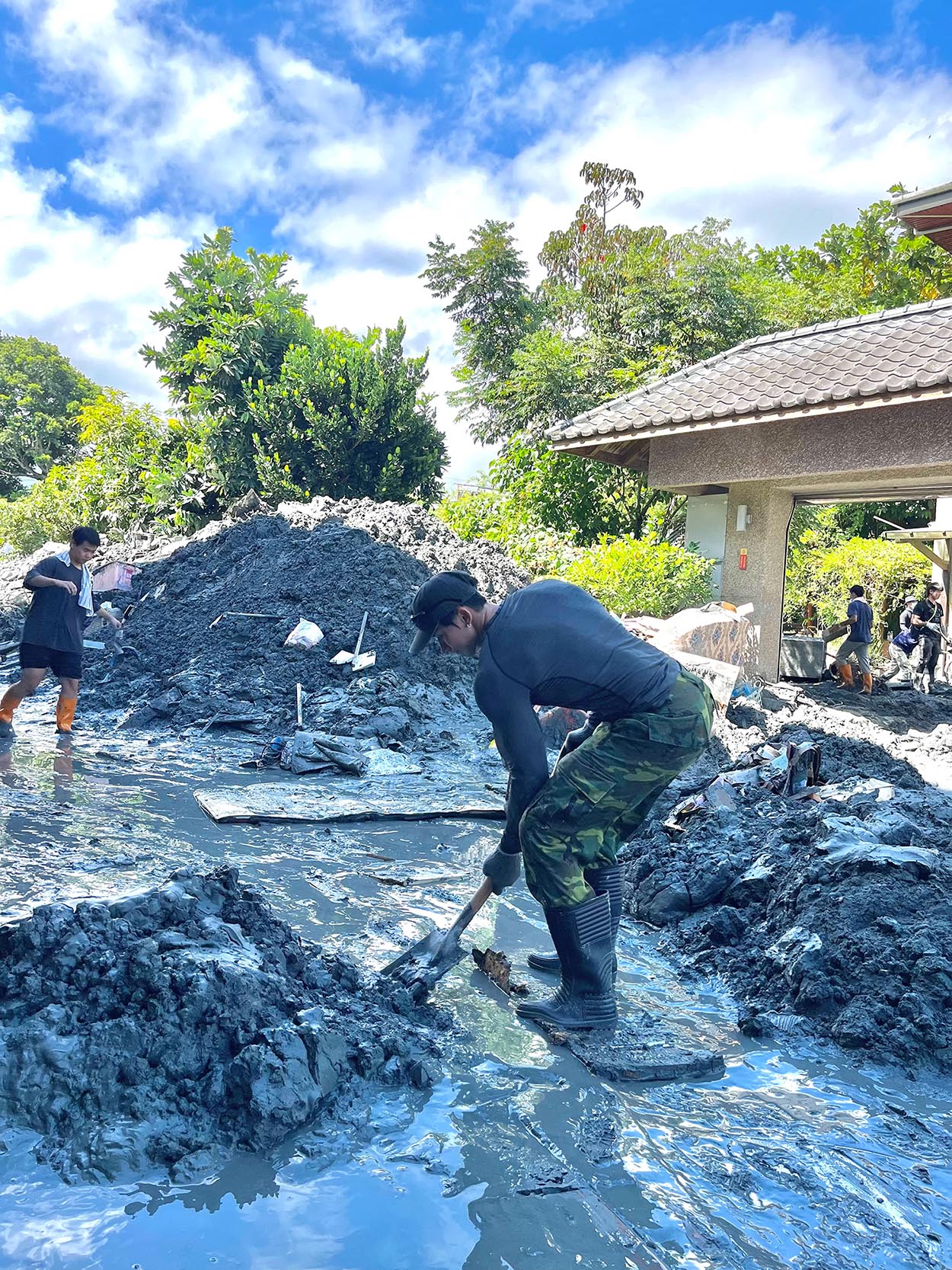 健體男團 EROS 單飛成員 Rock 李振瑋驅車南下花蓮投入災區盡一份心力