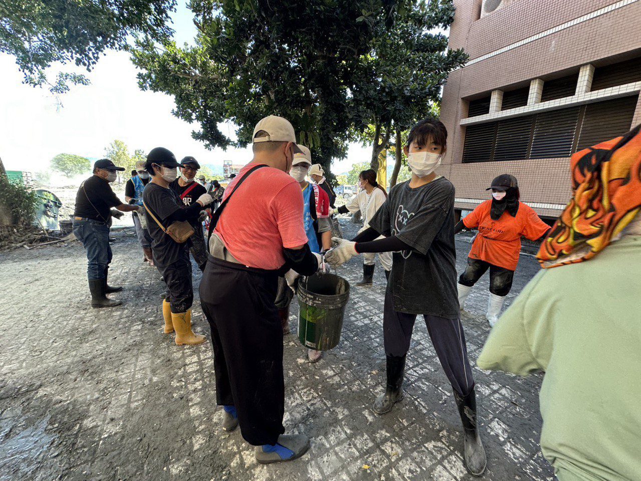 新北教育局啟動整備支援物資　號召近百志工投入花蓮災後復原　攜手重建「光復」校園