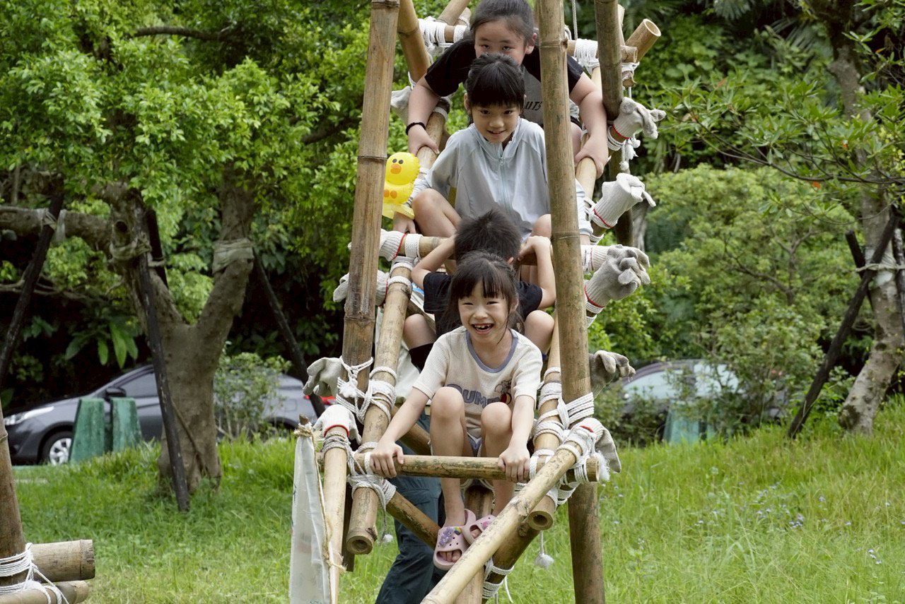 碇內公園變身野孩子基地！暖暖快閃遊戲場激發孩子挑戰的潛能