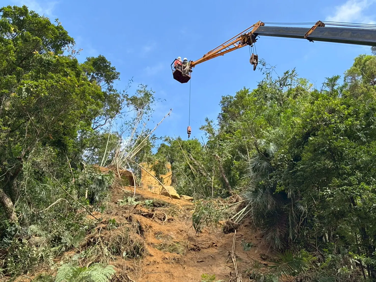 基隆暖暖區興隆街道路邊坡仍有浮石　道路持續封閉