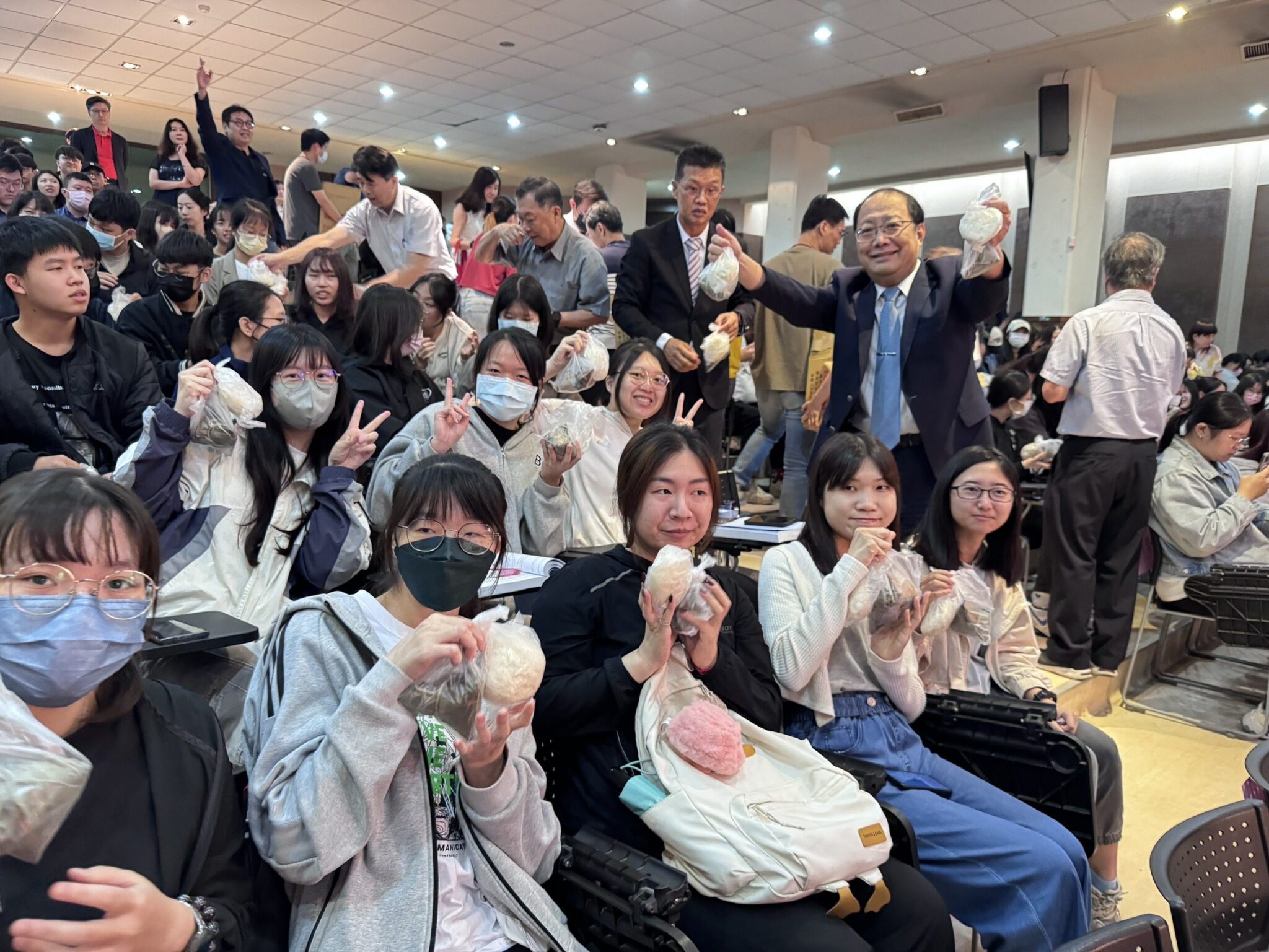 中華醫大舉辦「包中」祈福許願為應屆畢業生國考加油打氣