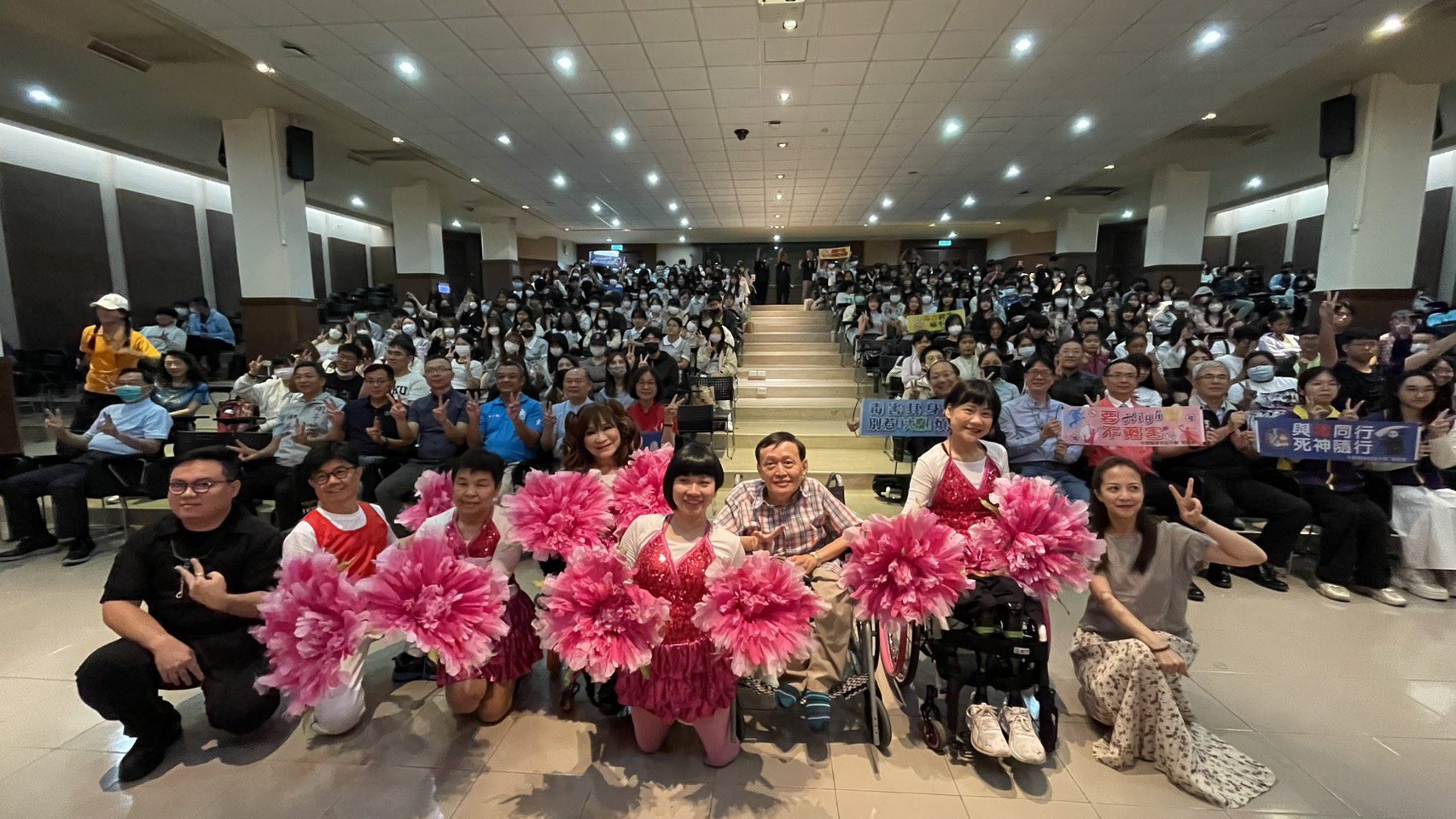 混障綜藝團「珍愛生命、遠離毒品」生命教育巡演列車開抵中華醫大 混障綜藝團「珍愛生命、遠離毒品」生命教育巡演列車開抵中華醫大