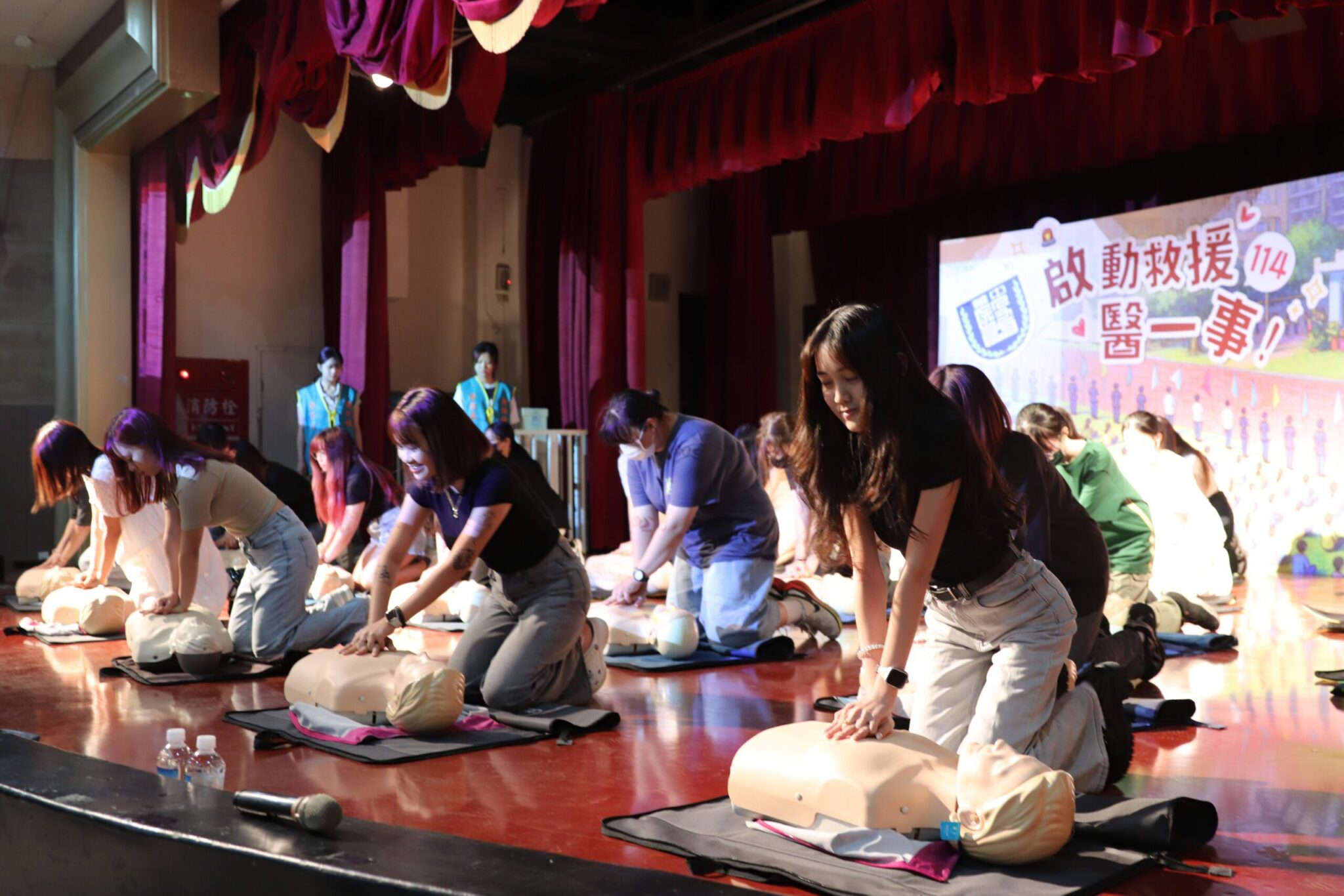 開學了！中華醫大新鮮人一起來CPR+AED入學禮考驗