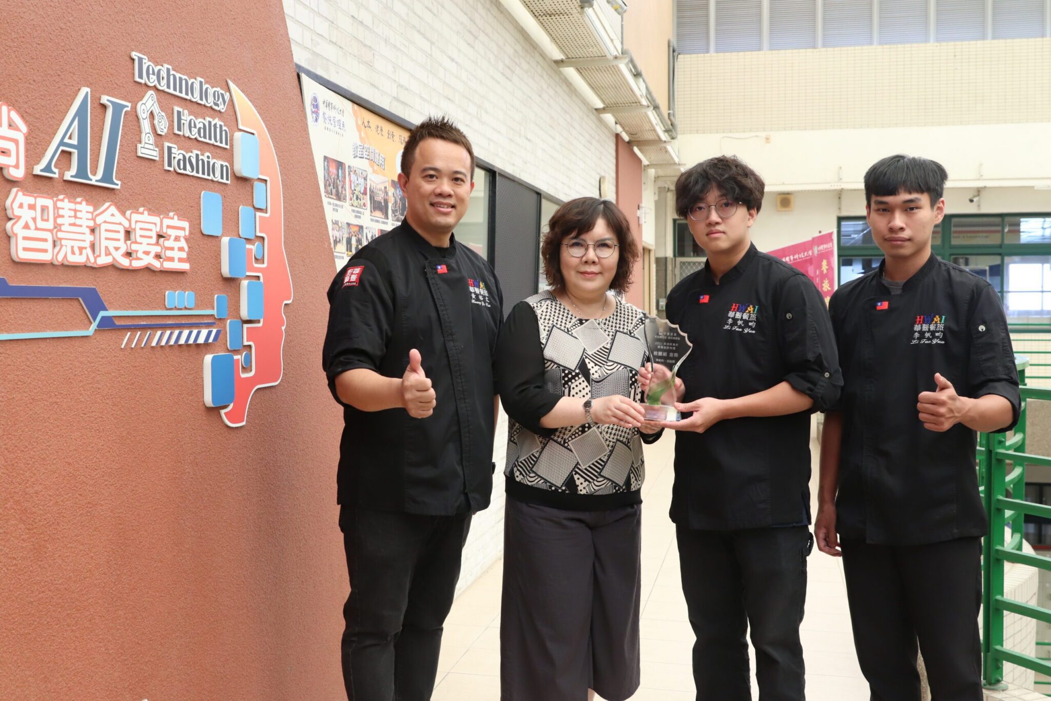 中華醫大餐旅系學生李帆畇洪鈺閎勇奪2025銀養創新料理競賽校園組總冠軍