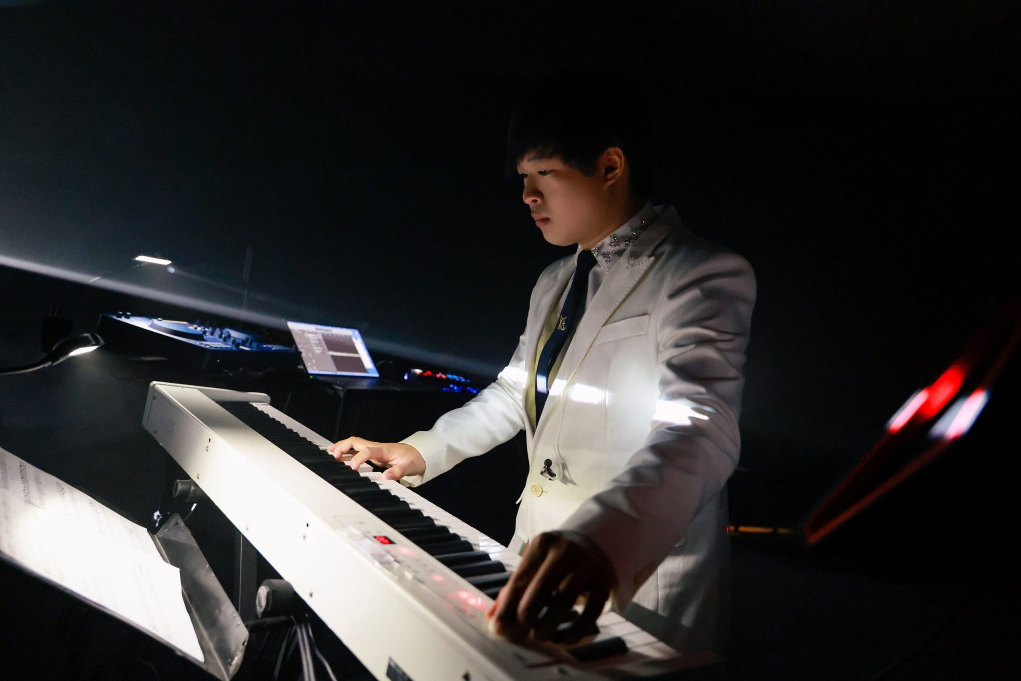 ZONG 蔣榮宗備戰三個月 黑暗中挑戰彈琴連樂譜都看不清 ZONG 蔣榮宗備戰三個月 黑暗中挑戰彈琴連樂譜都看不清