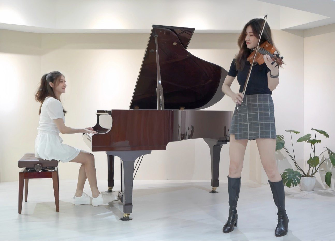 黑白林逸欣雙琴演繹分身疑雲 一人分飾兩角的「雙胞胎合奏」