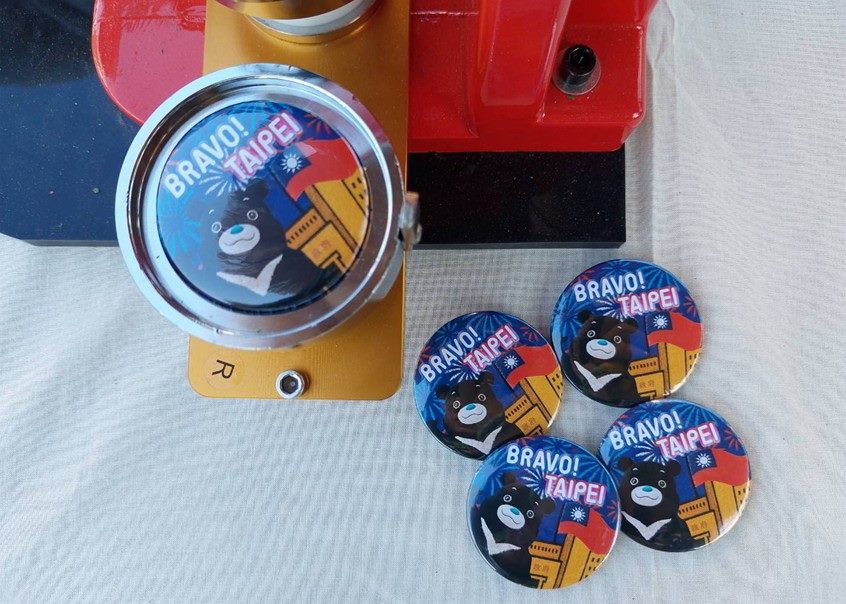 6公尺高熊讚穿國慶新裝！ 限時打卡兌換「國慶限定徽章」