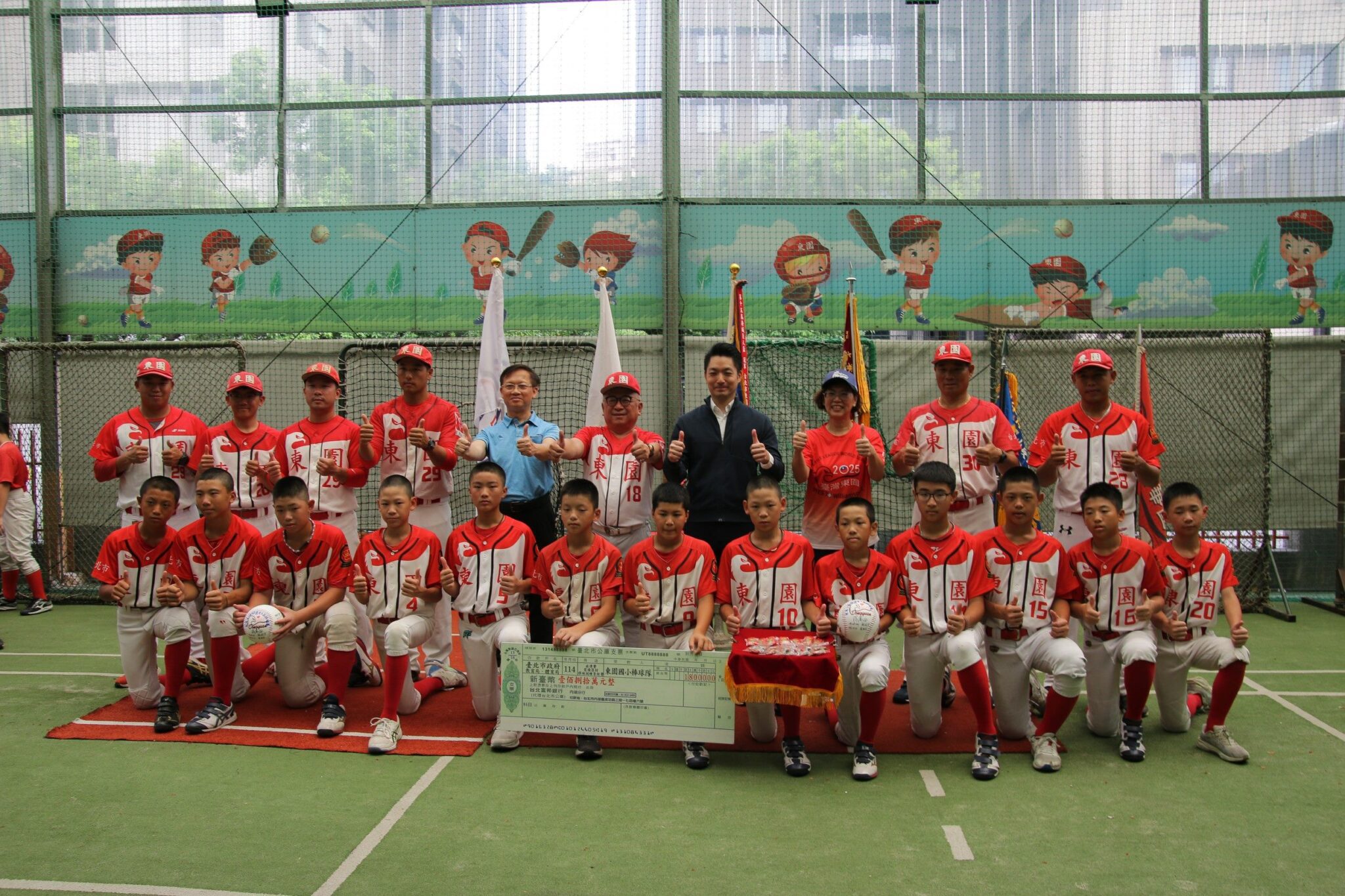 蔣萬安為東園少棒隊授旗　祝賀勇闖亞太區賽事