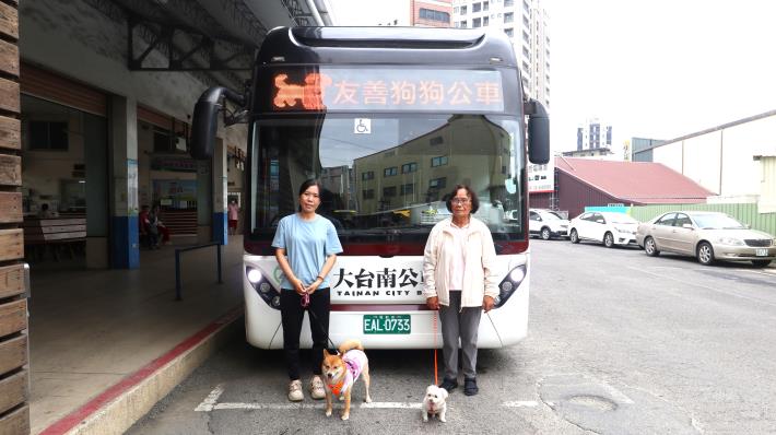 臺南市試辦「假日友善狗狗公車」 歡迎飼主攜毛小孩輕鬆出遊