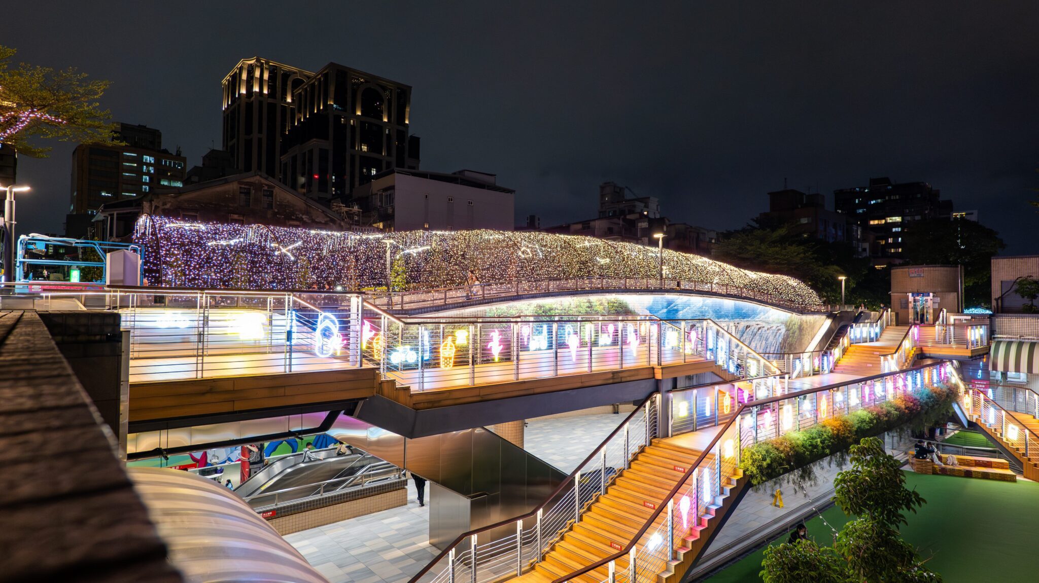 「2025閃耀！捷運光聚落」登場　1公里夢幻光廊點亮台北歲末