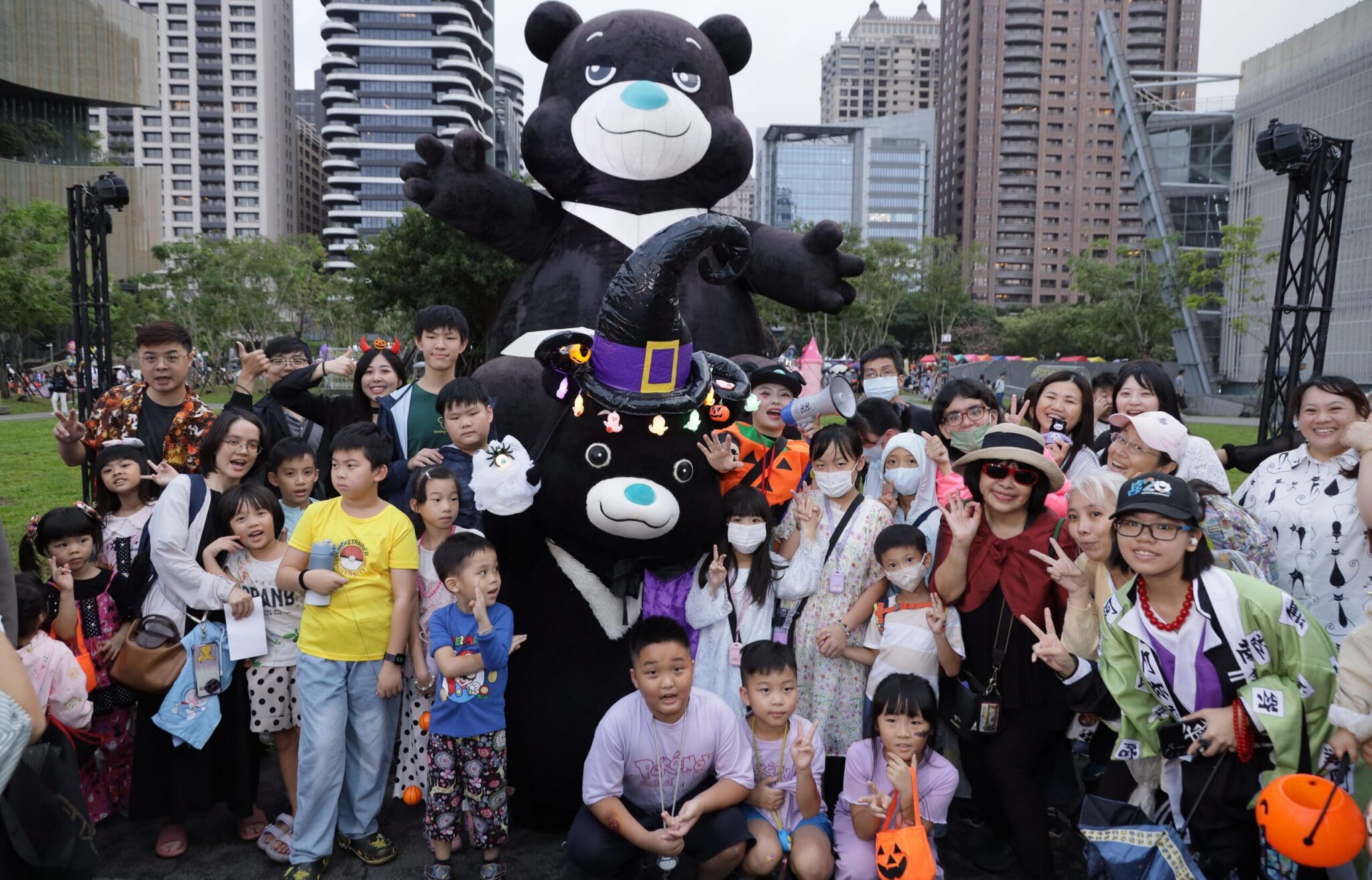 熊讚首度跨市搗蛋！ 壞壞眼神萬聖裝亮相桃園萬聖城