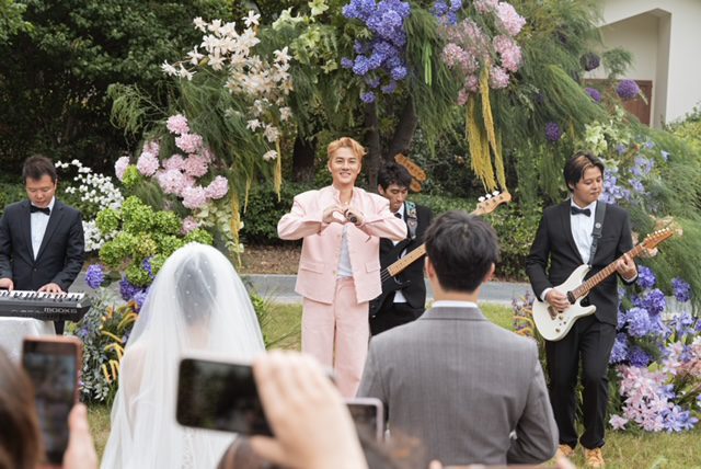 吳克群突襲素人婚禮現場 親送999紅包 唱新歌甜度破表浪漫祝福全場