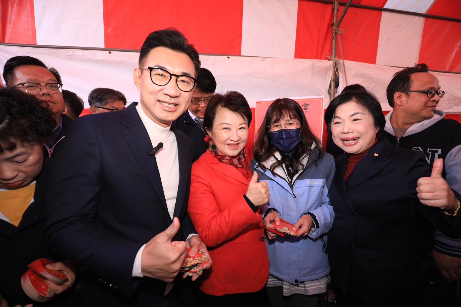 盧秀燕初一連訪四宮廟發小紅包 祈求三心願:國泰民安、市政昌隆、市民幸福 盧秀燕初一連訪四宮廟發小紅包 祈求三心願:國泰民安、市政昌隆、市民幸福