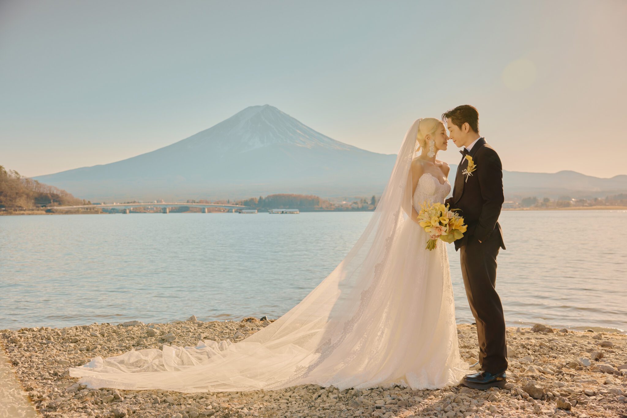陳漢典 LULU夫妻喜帖藏幸福寓意 日本富士山見證下頂豔陽拍婚紗