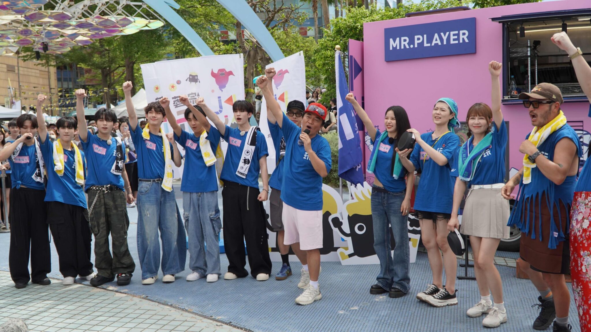 環島餐車熱力開跑 高雄站人潮炸裂 韓星助陣加碼潑水