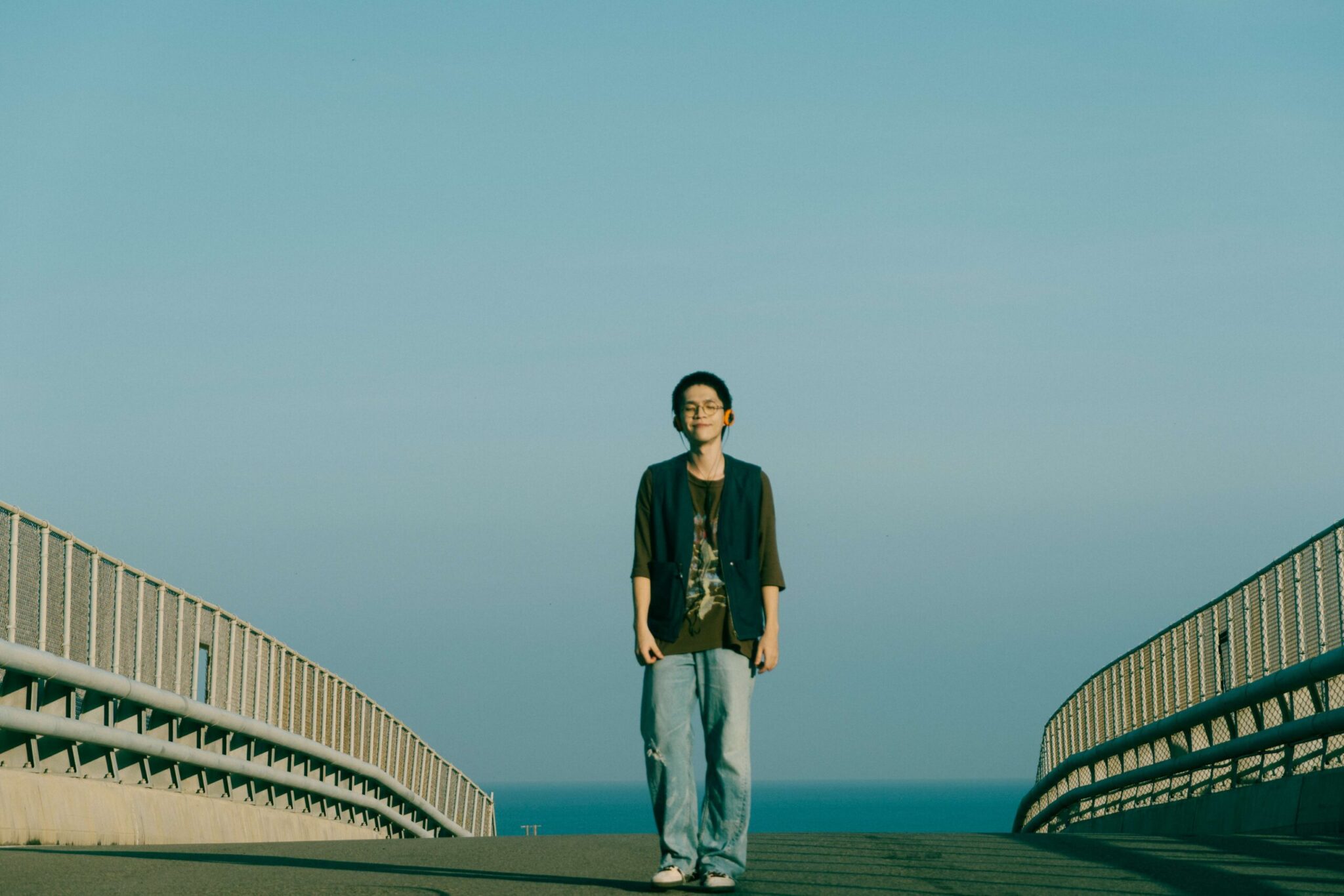 Wols 唱出苦中帶笑的人生希望 嘆人生苦悶也要笑著換氣用力站起