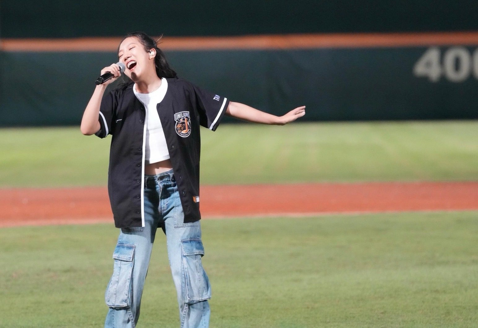 李竺芯金曲入圍後首度回鄉壓軸獻唱 台南統一獅主場熱血開唱