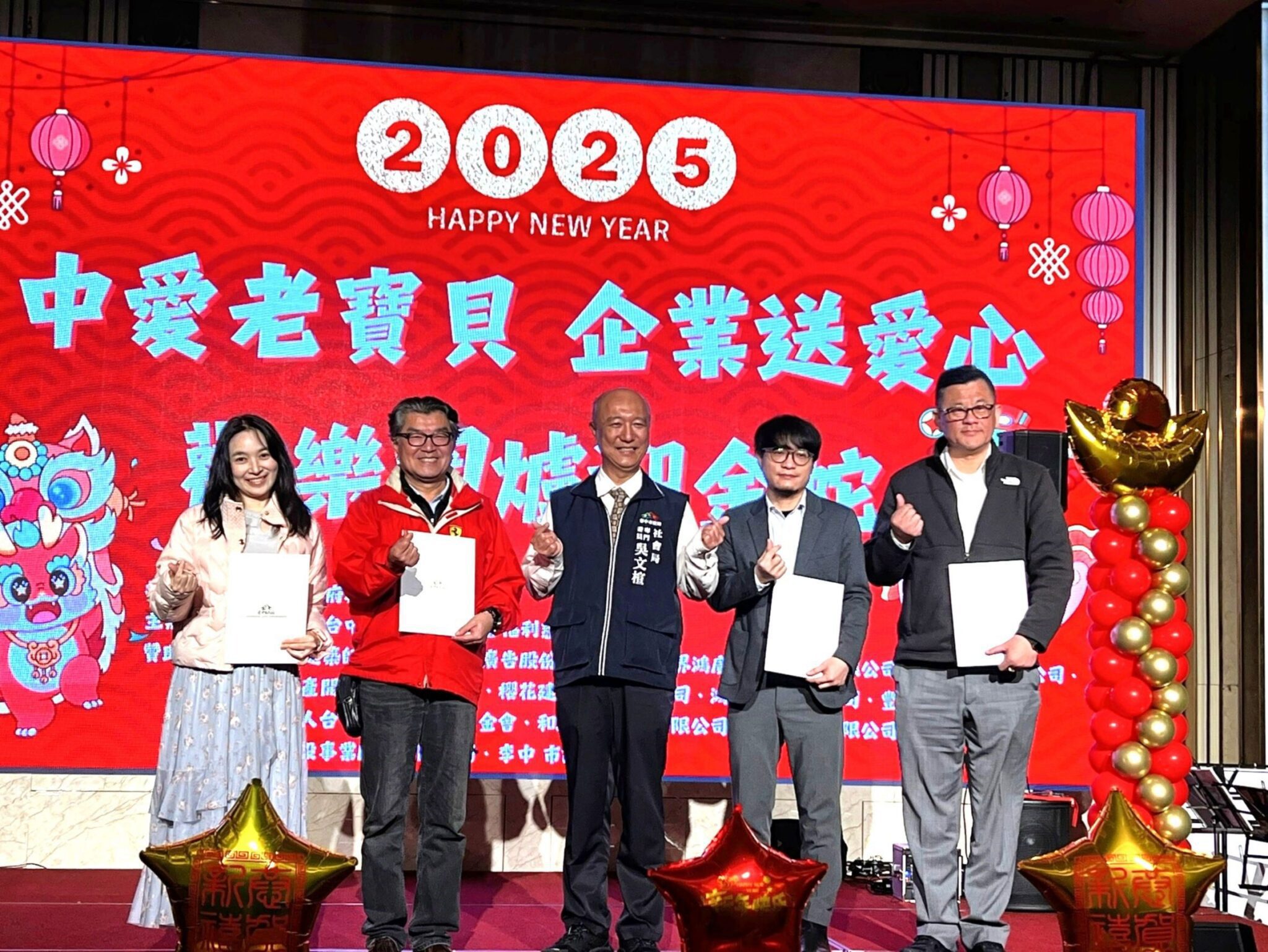 12企業連年捐贈獨老年菜 社會局感謝暖心蛇現幸福 12企業連年捐贈獨老年菜 社會局感謝暖心蛇現幸福