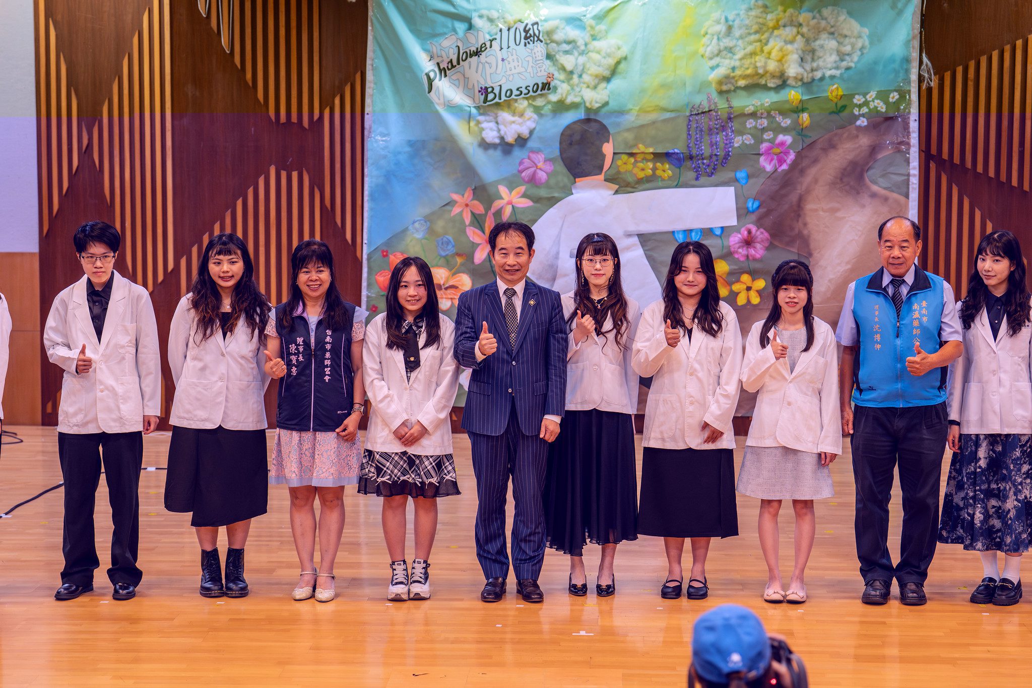 嘉藥為即將展開實習旅程的藥學系學生披上象徵專業與責任的白袍