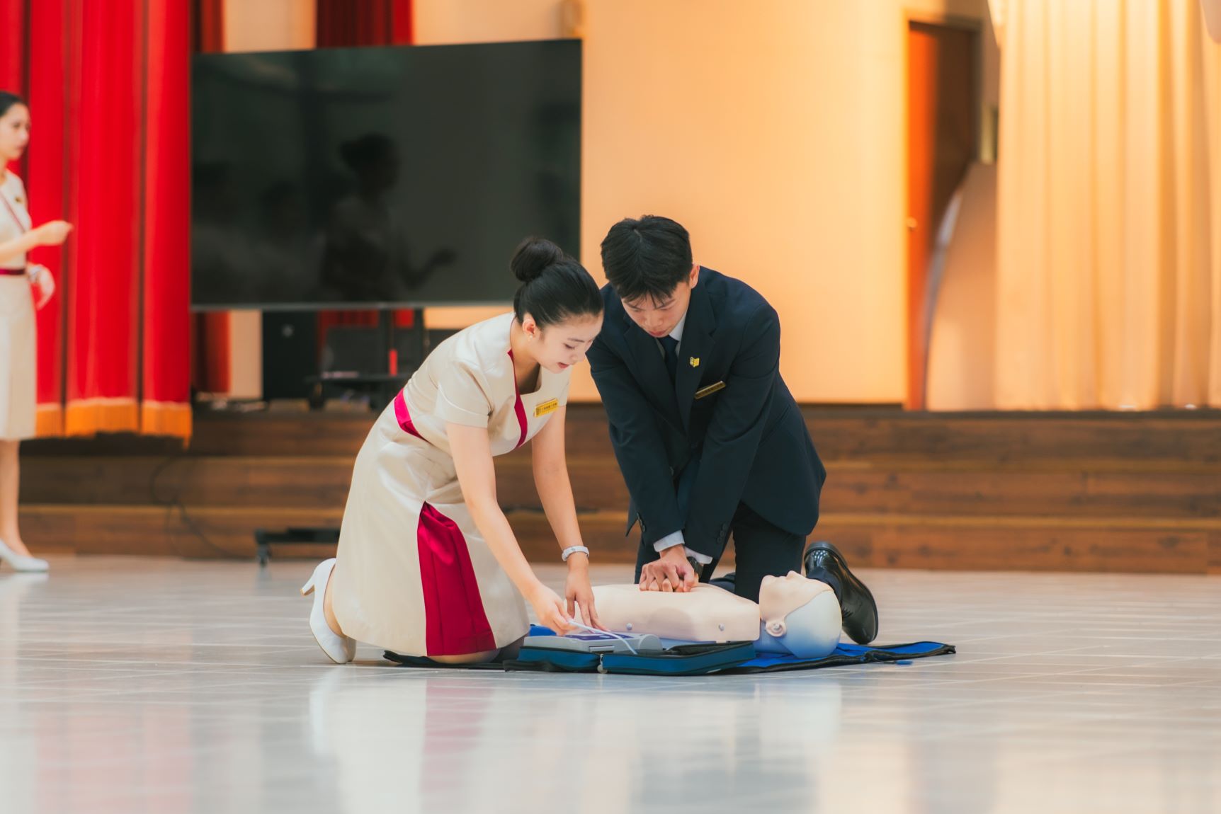 文藻親善大使具基本救命術（BLS）證照訓練，展現學生多元能力與服務的精神。學校提供