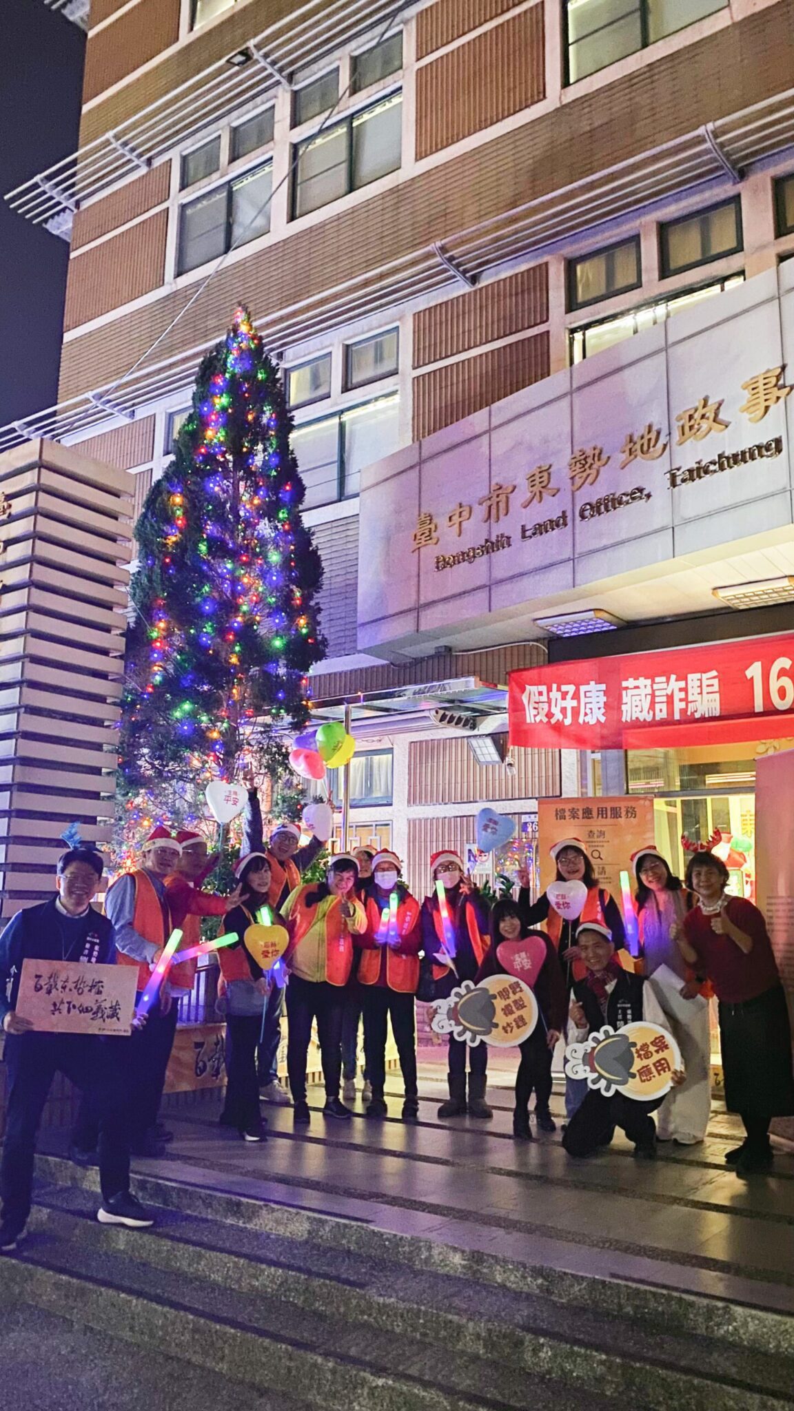 東勢卓越希望行道會看夜間檔案展 聚東勢地所聖誕樹唱聖歌報佳音 東勢卓越希望行道會看夜間檔案展 聚東勢地所聖誕樹唱聖歌報佳音