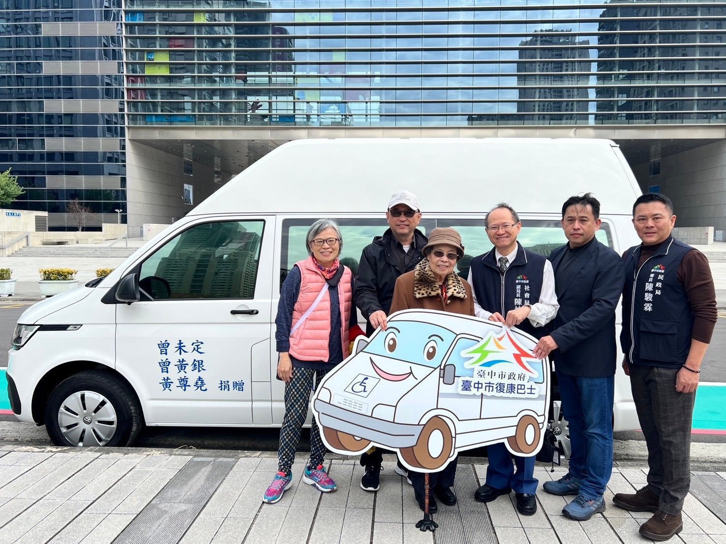 將思念化為行動讓愛永存 中市曾女士捐贈高頂復康巴士 將思念化為行動讓愛永存 中市曾女士捐贈高頂復康巴士