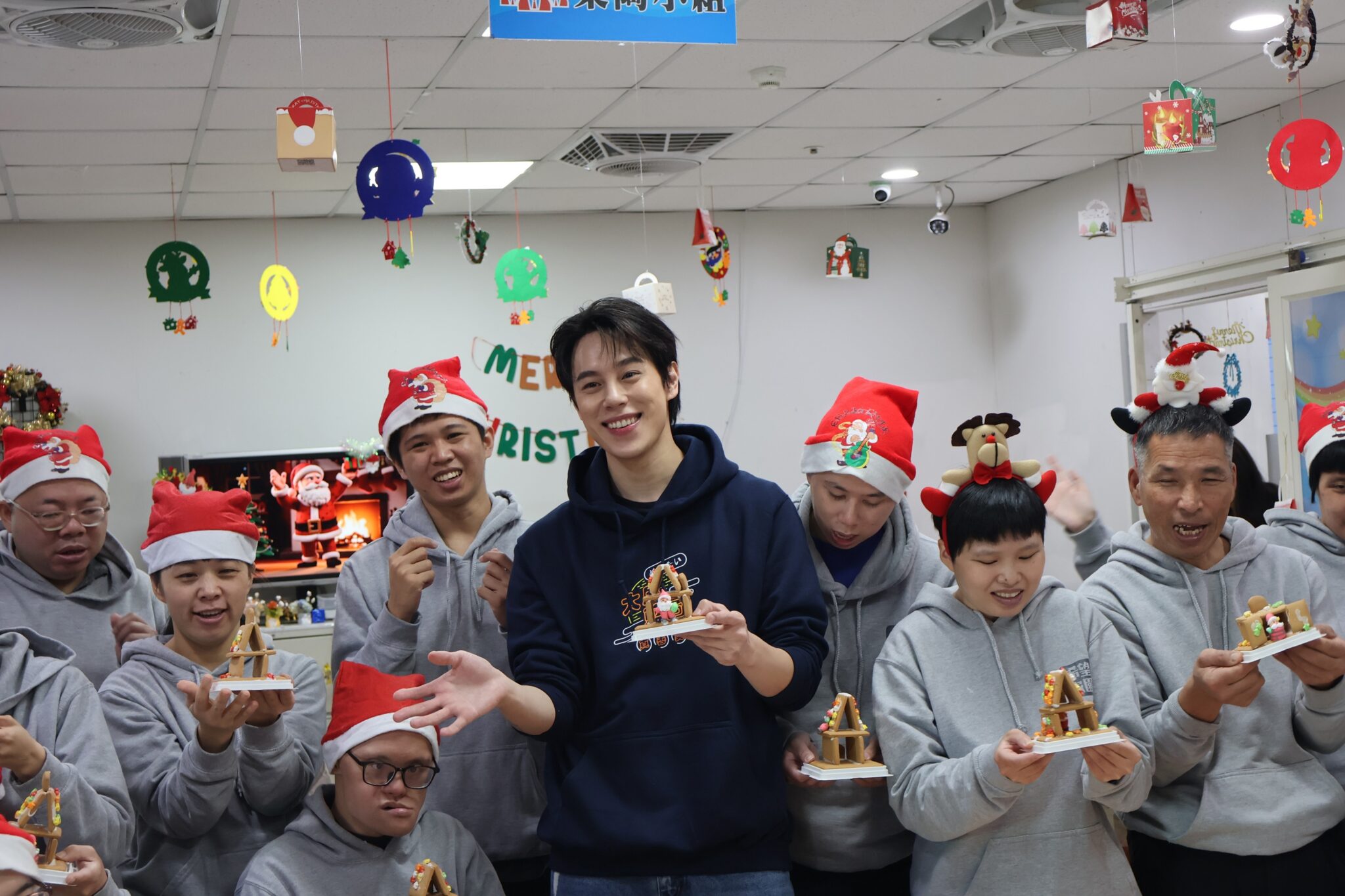 DJ歌手 MAI 孫麥傑化身最帥聖誕老人 陪憨兒過節