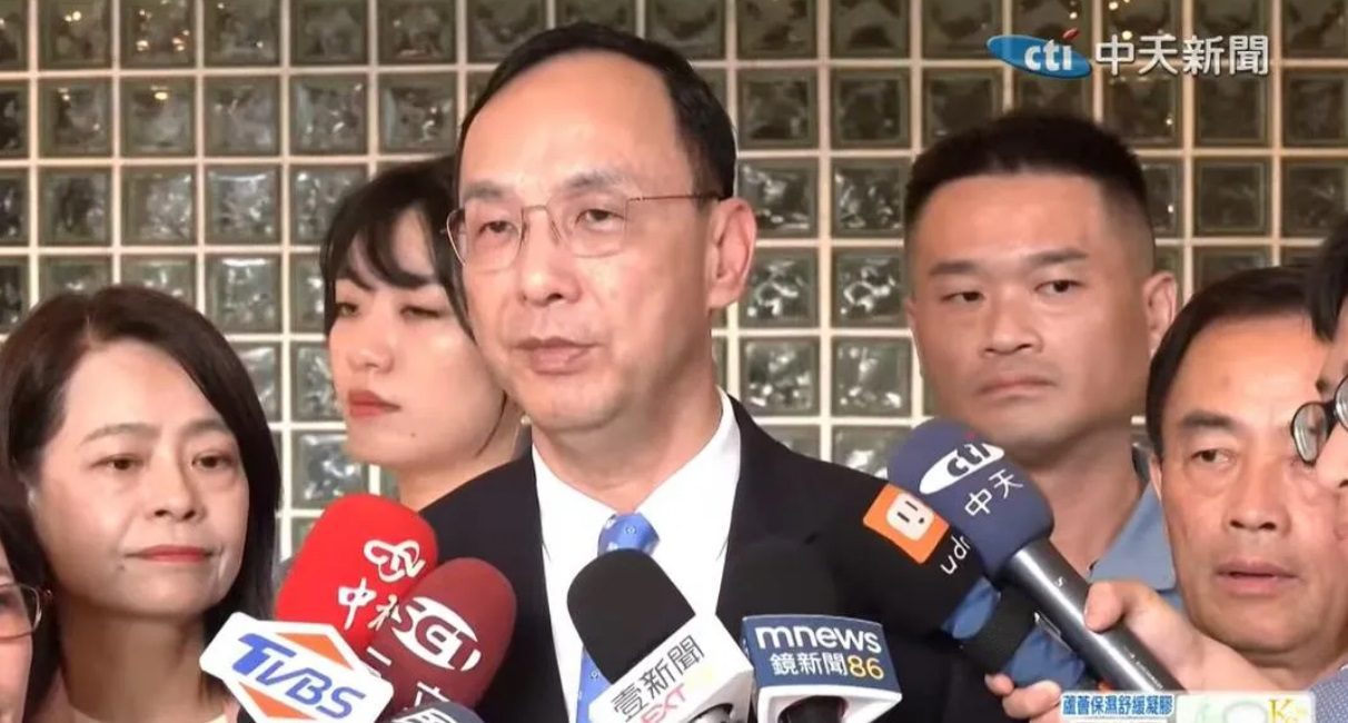 罷免吳沛憶連署　朱立倫冒雷雨現身　痛批民進黨跟勞工、全民作對