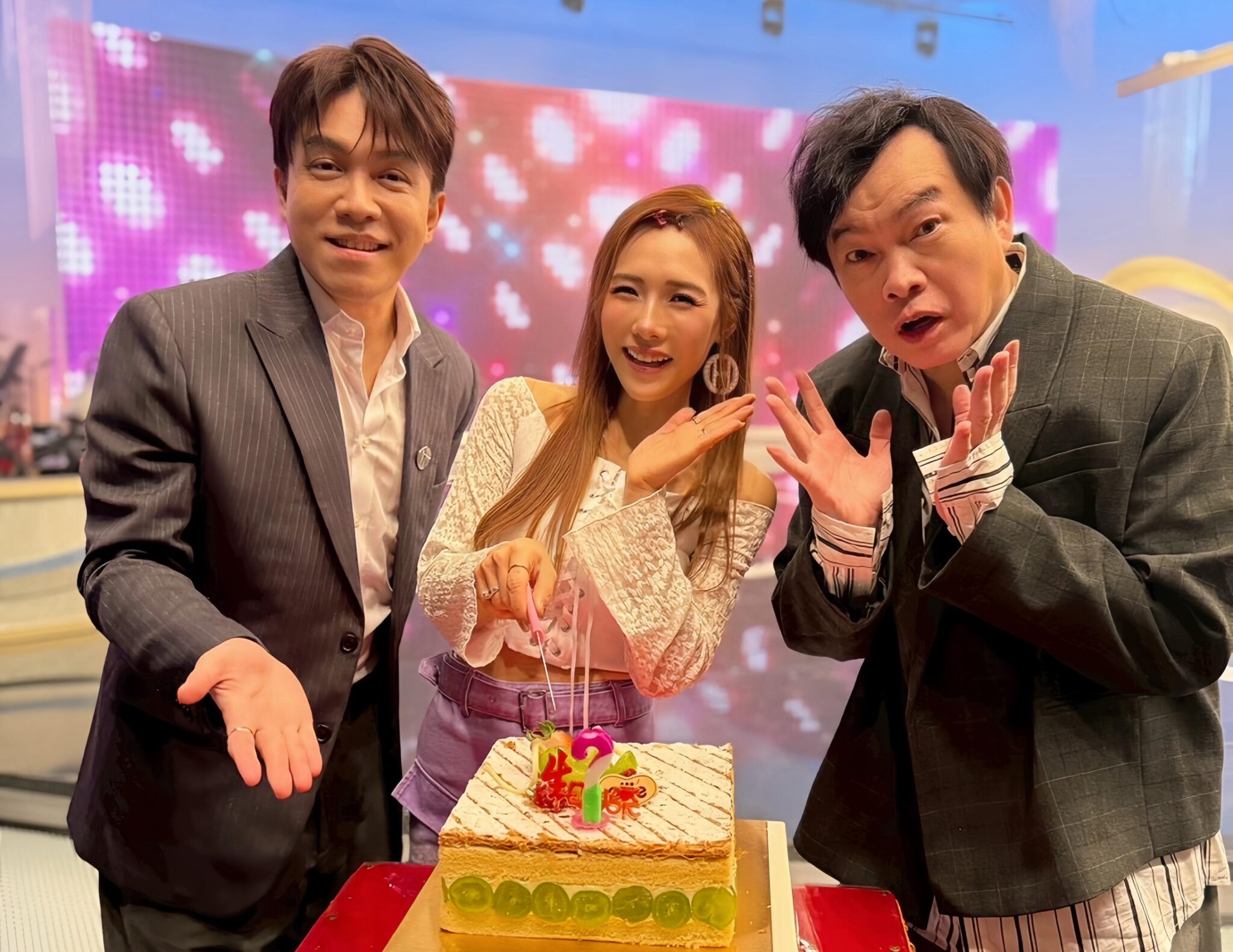 吳申梅 Gigi 狂收八顆蛋糕 康康許志豪率近百人棚內齊唱生日快樂