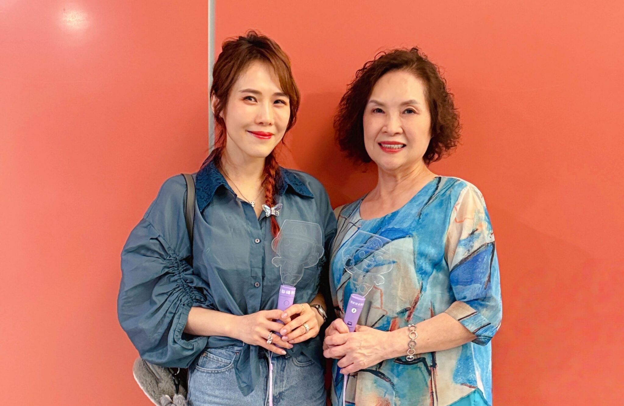 吳申梅牽母朝聖二姐 重溫童年時光