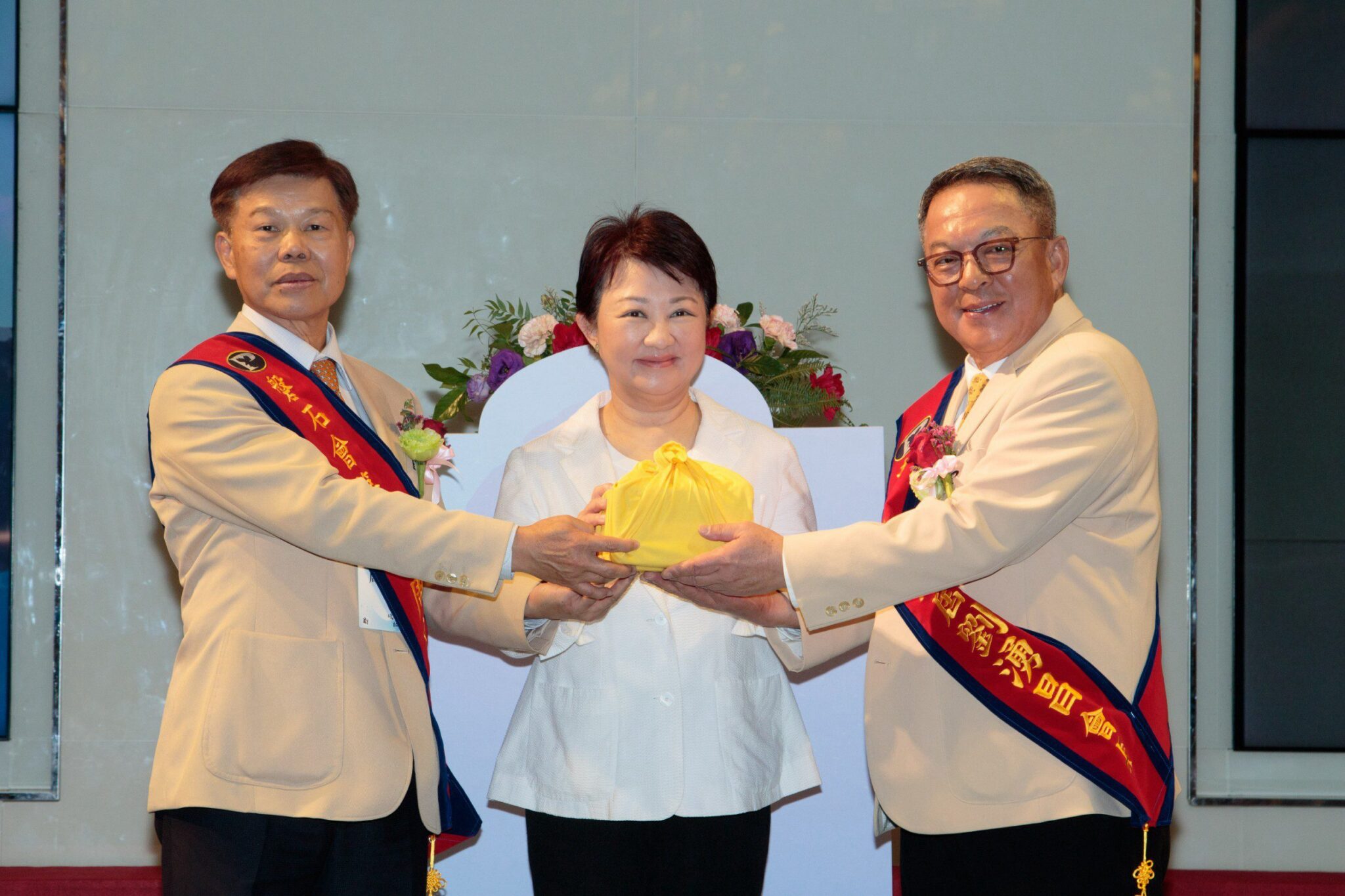 第27、28屆磐石會長交接　盧秀燕讚「中台灣經濟引擎」：感謝企業為台中拚經濟