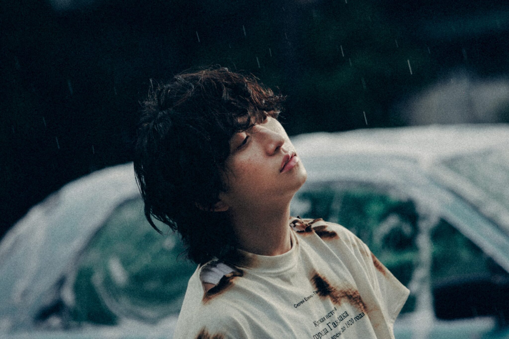 Feng Ze 邱鋒澤復古搖滾 街頭捲髮徹底「改頭換面」