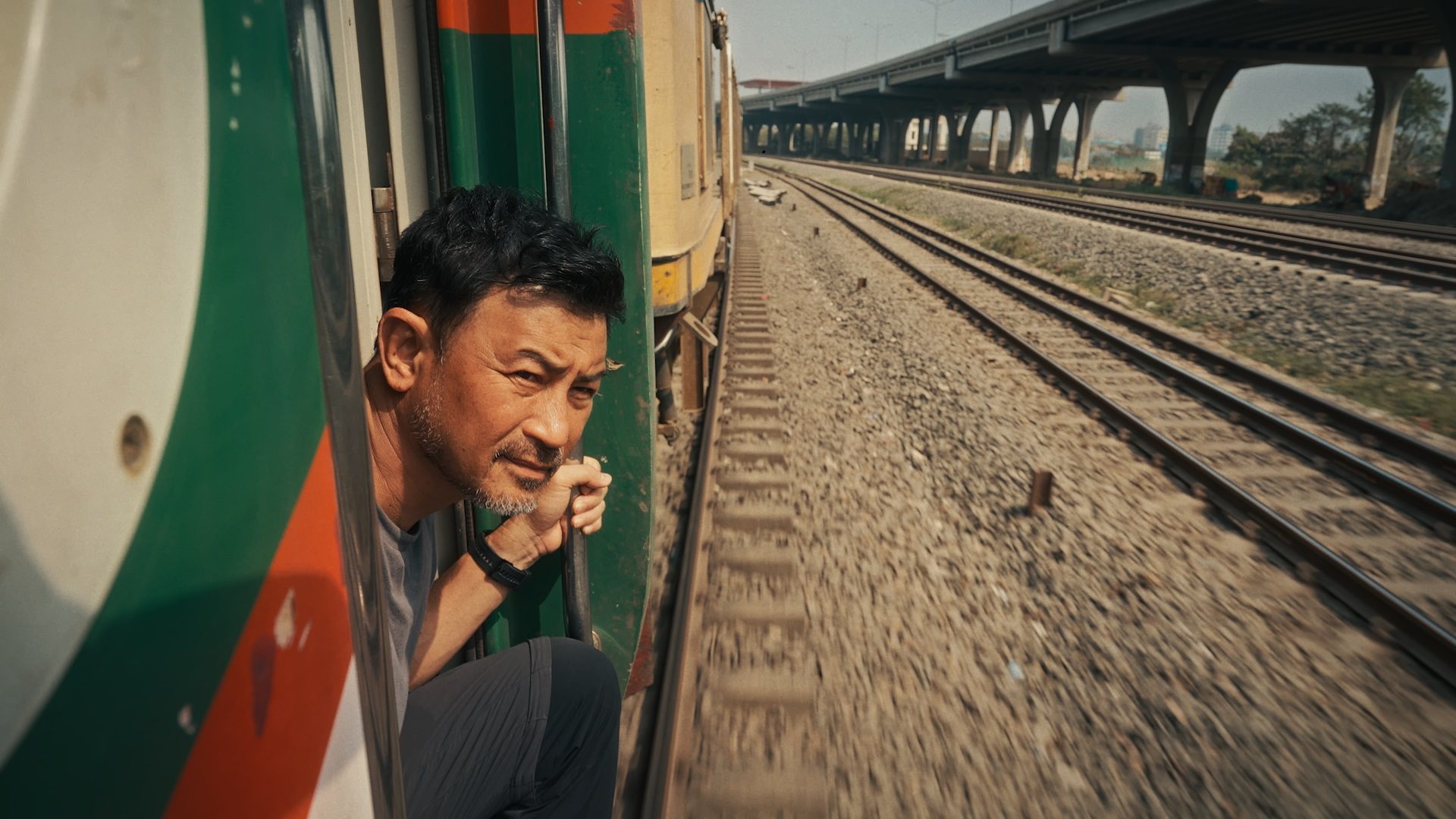 新加坡主持人林明倫挑戰孟加拉返鄉之旅 爬火車車頂體驗「一票難求」震撼現場