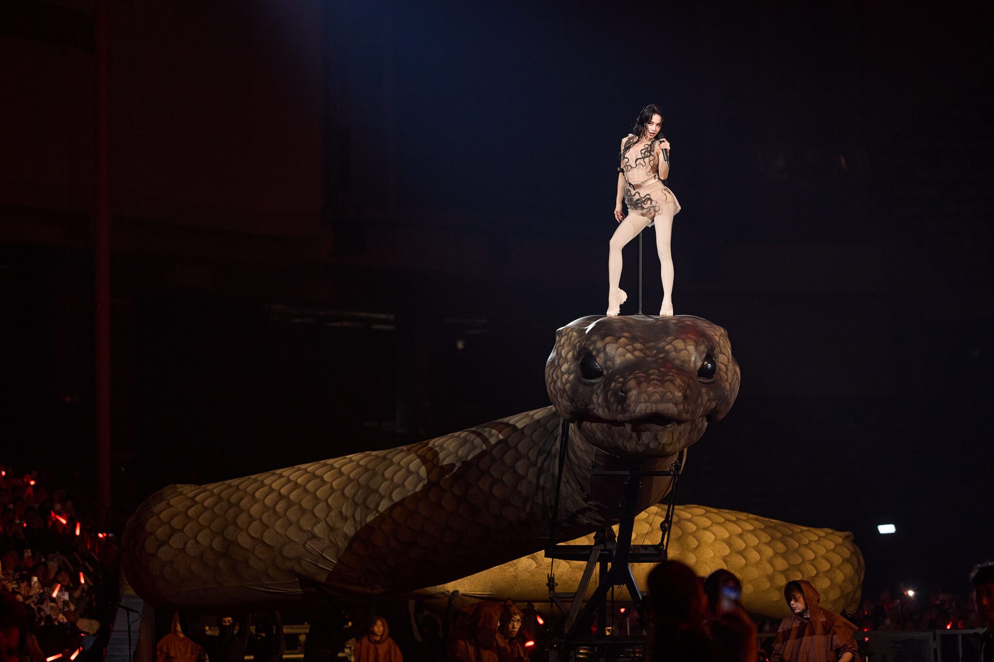 JOLIN召喚「慾望巨蟒」繞場巡禮 親自構思「愉悅宇宙」五大章節演唱會寓言故事