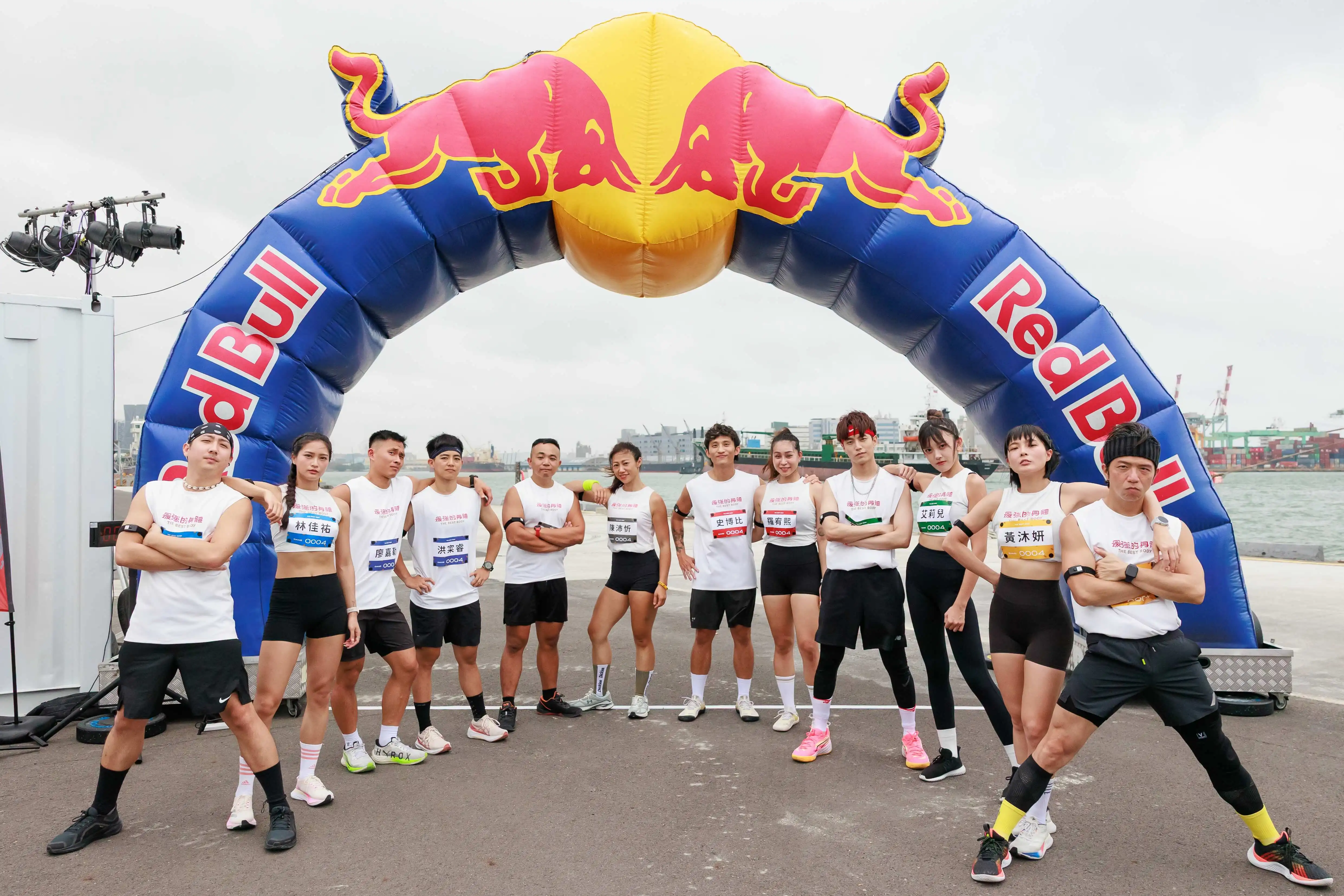 高雄港熱血開戰 人氣男團有偶包堅持髮型不能塌 62歲父子檔參賽感動全場