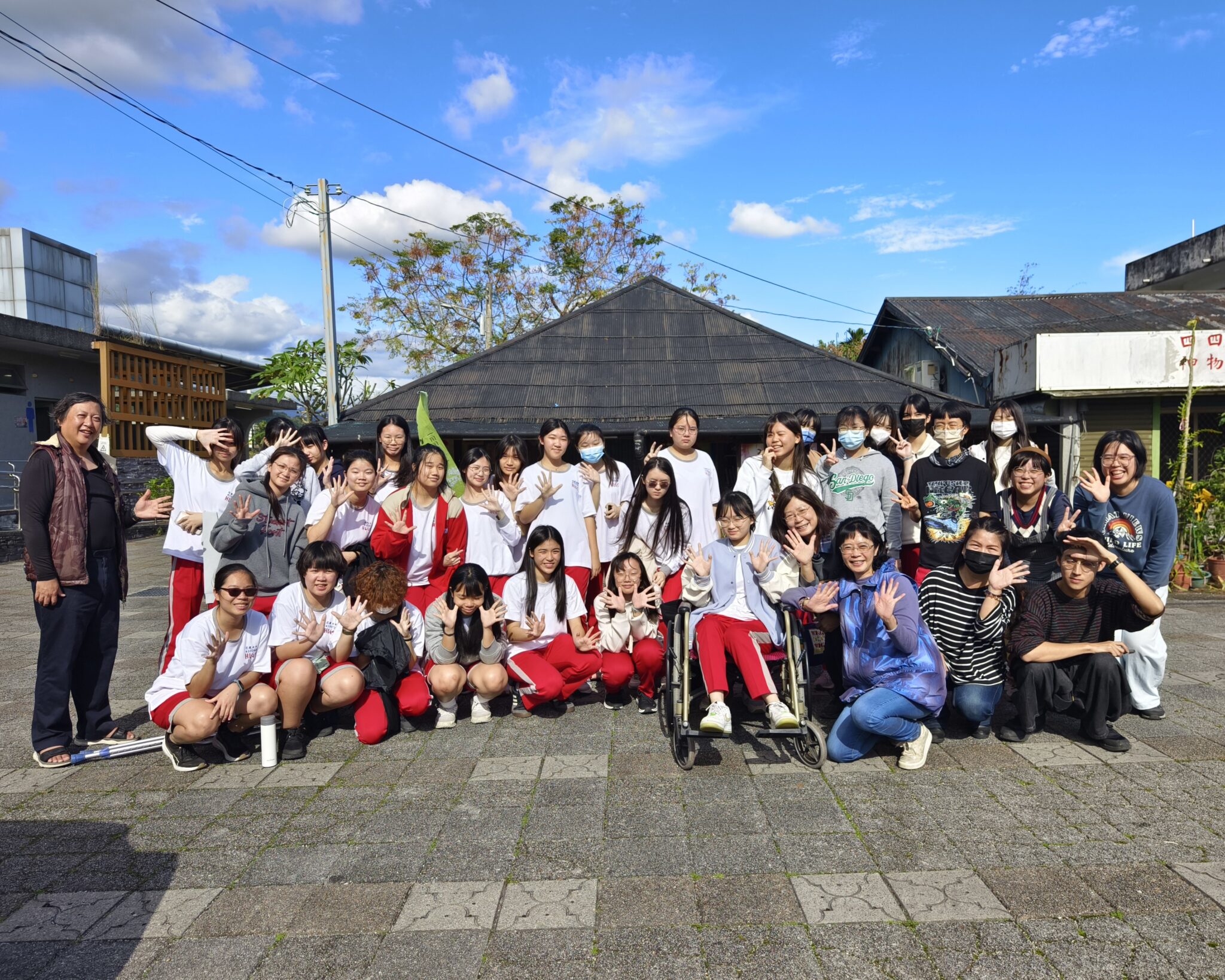 「愛的循環・逆風同行 五味屋元旦特賣會」 邀請受災鄉親散心尋寶免費 由花女學生服務學習完成準備工作