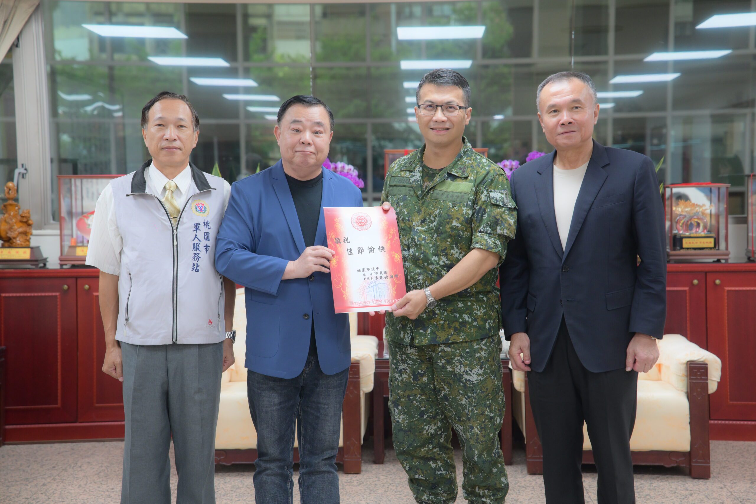 議長邱奕勝（左二）致贈部隊秋節慰問金，右一為副議長李曉鐘，左一為桃園市軍人服務站長房明德。（圖/桃園市議會提供）