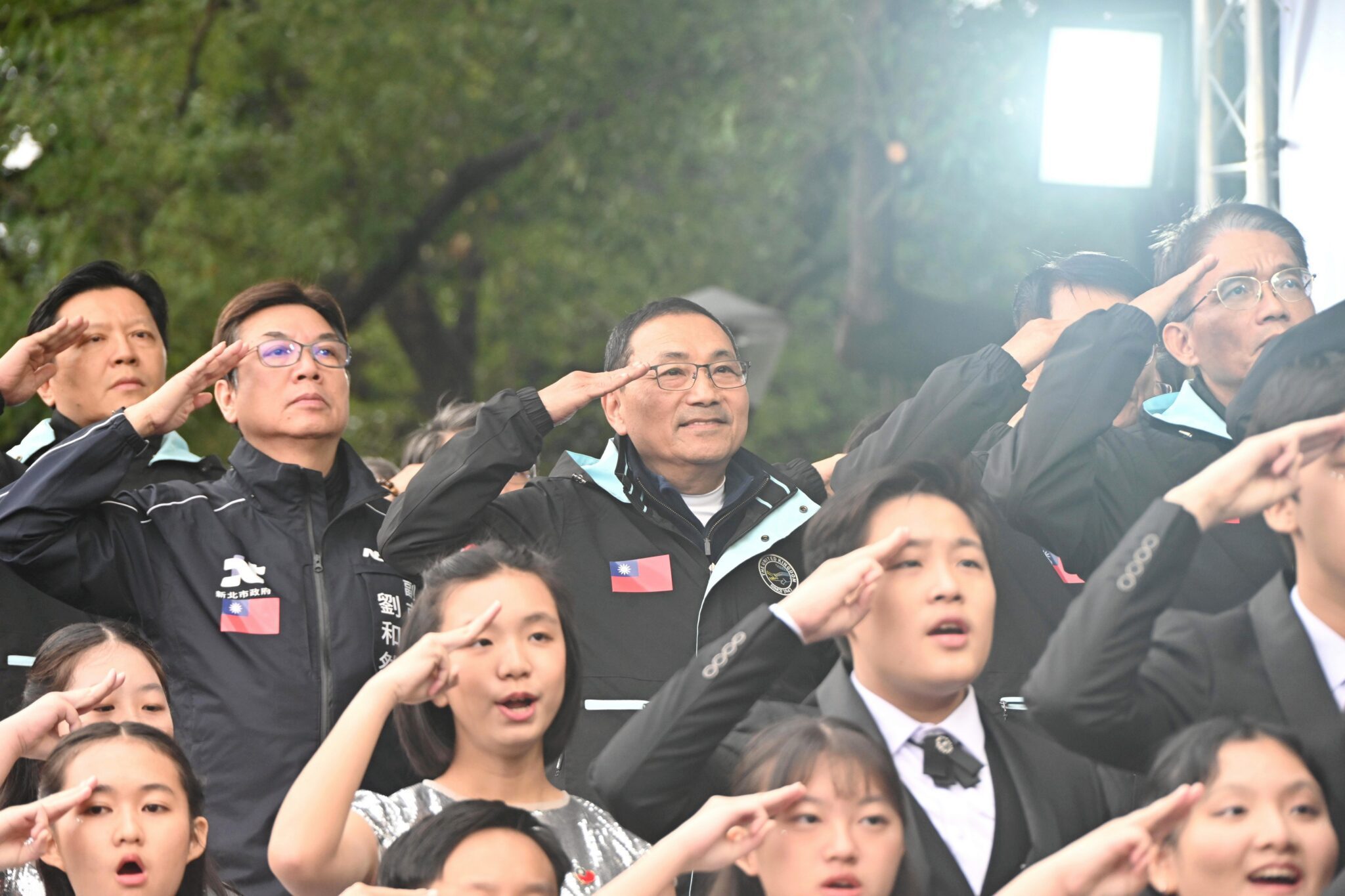 新北市115年元旦升旗暨健走 侯友宜與民眾以正能量歌聲迎接新年