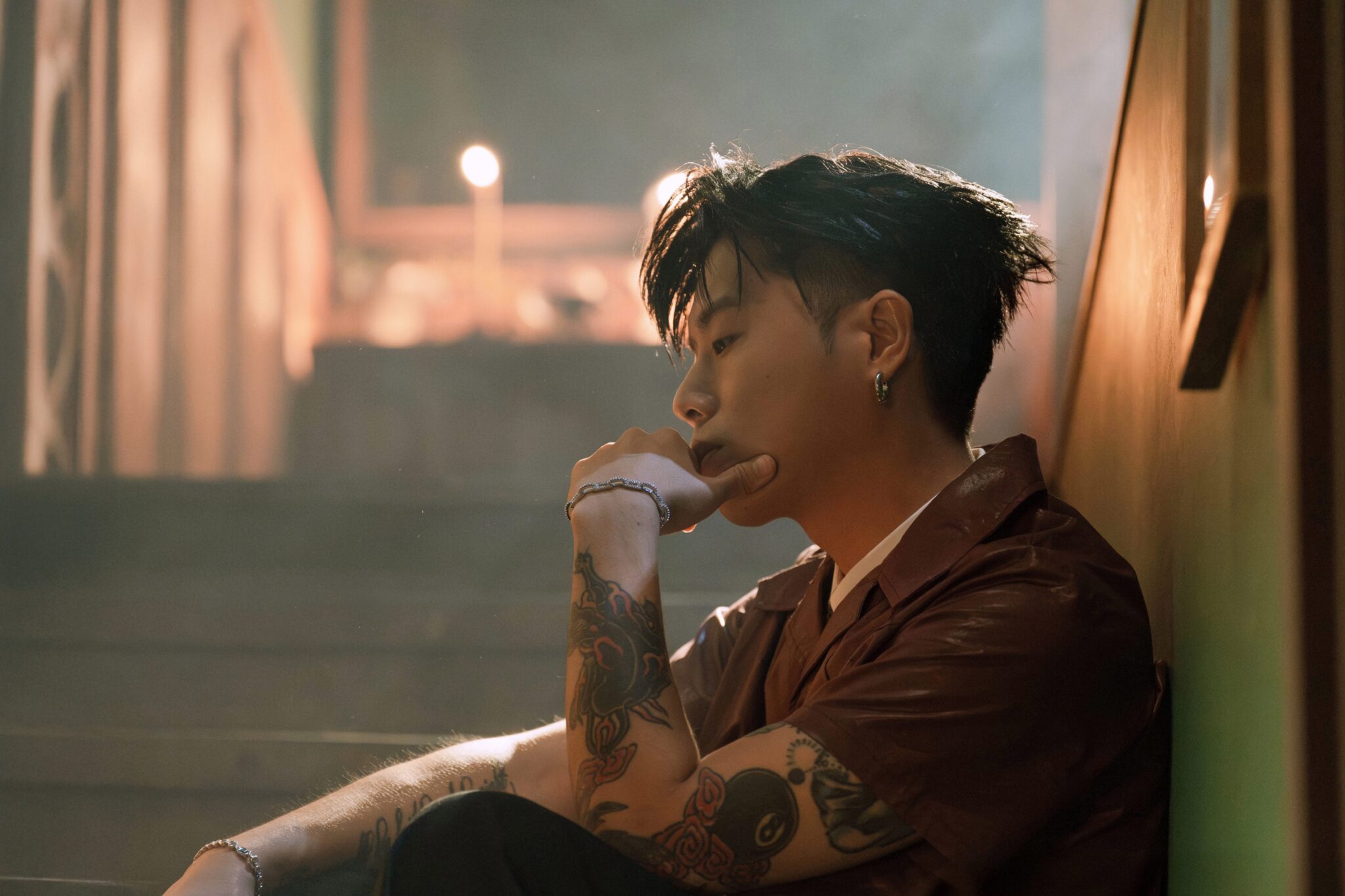 HowZ 大膽挑戰道德紅線 把「老王心事」唱到骨子裡