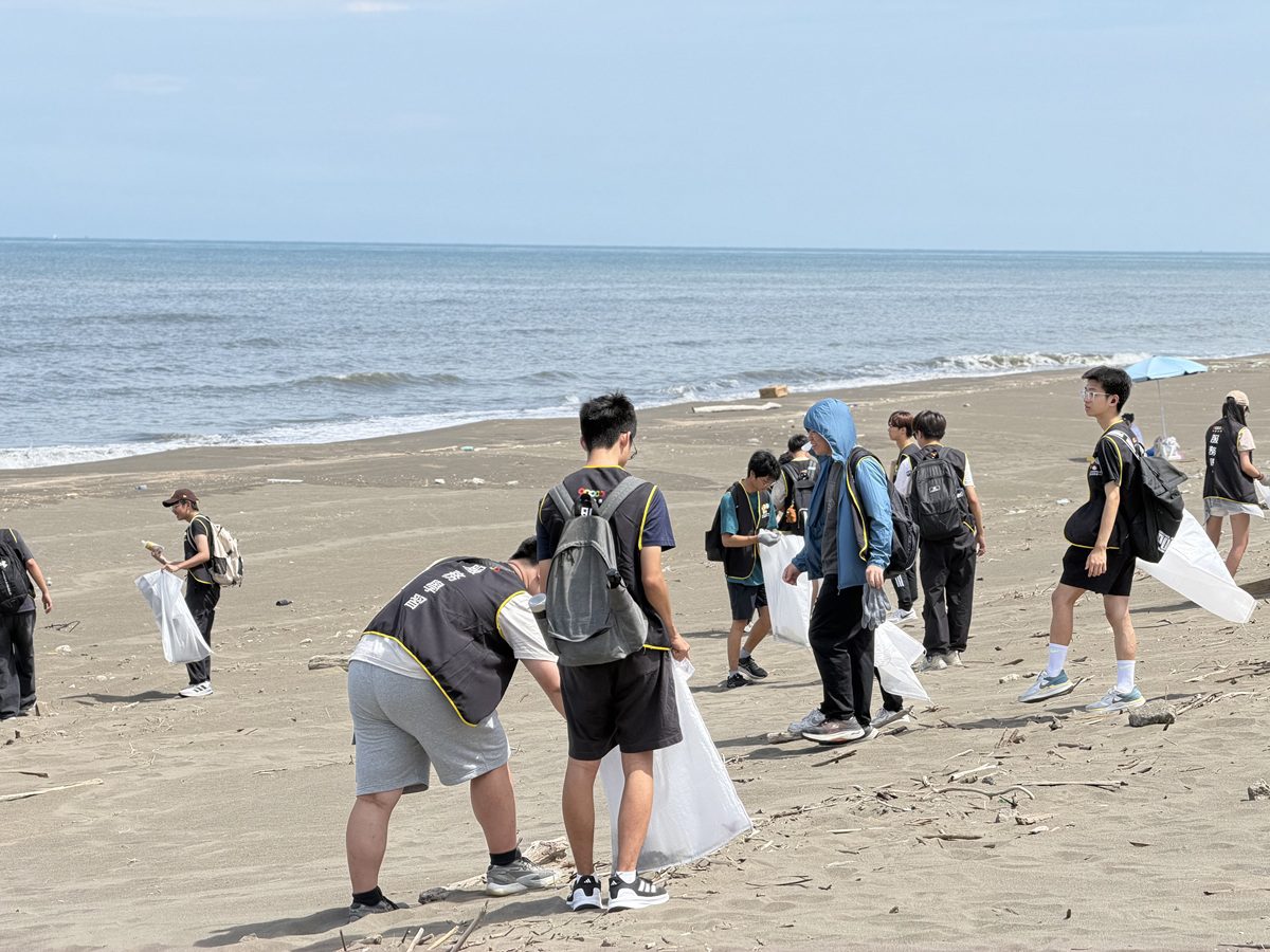 中原大學號召青年志工　守護觀音草漯海岸 清出145公斤海廢