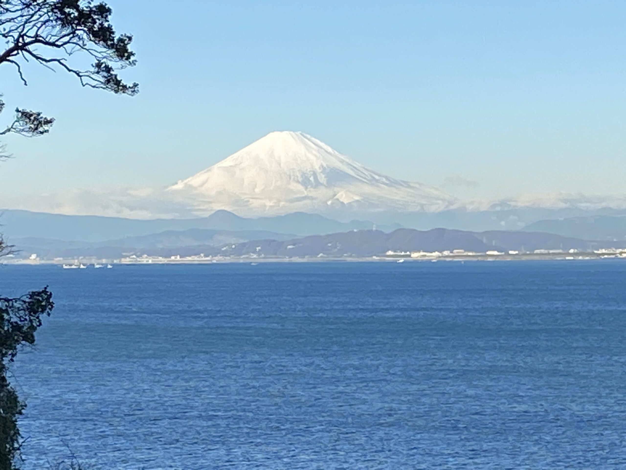 在江之島可以輕易的看到海上的富士山美景。