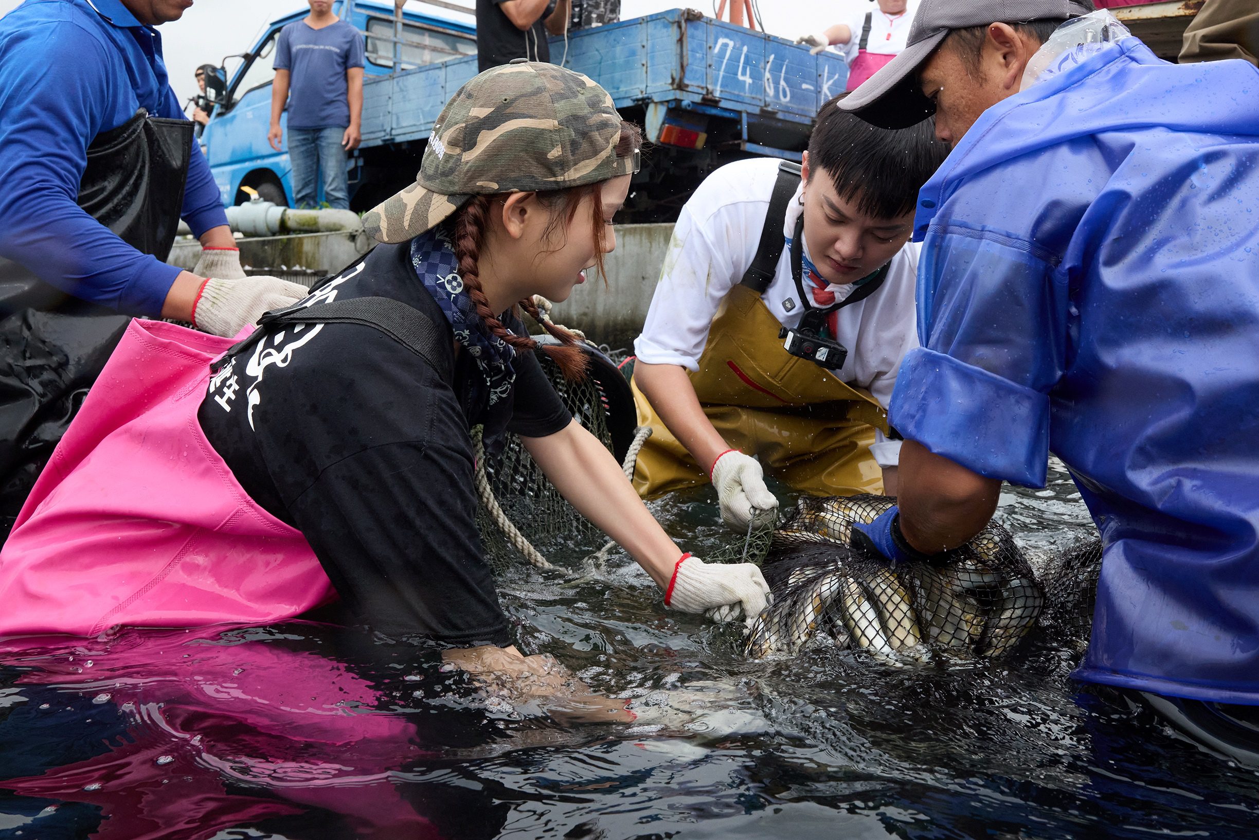 許富凱被9000隻香魚逼瘋 王彩樺慘遭魚襲現場崩潰尖叫