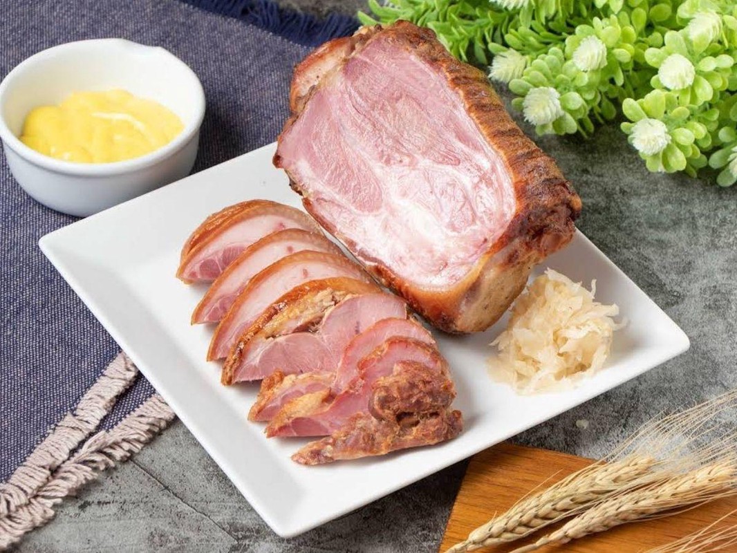 饒河夜市必吃！這家現烤不油炸的德國豬腳 外酥內嫩太誘人！