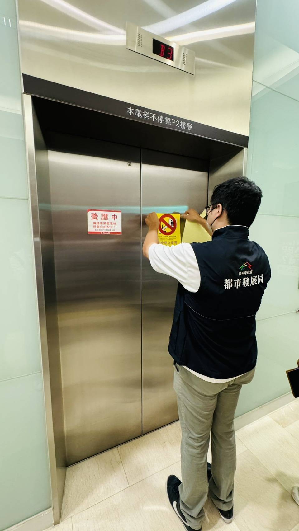 民眾日前受困百貨電梯　中市都發局將全面檢驗該百貨電梯 呼籲建築物所有權人加強電梯保養與安全檢查