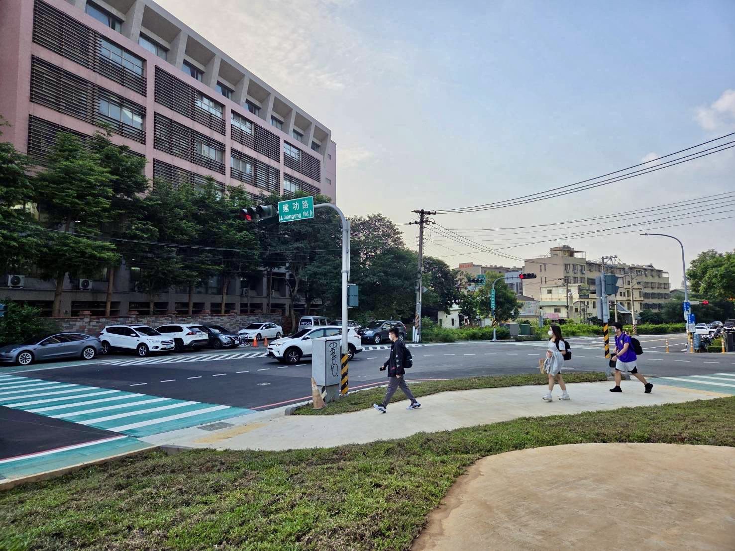 嶺東科大感謝市府貼心規劃！ 　「綠36用地」綠美化完工守護師生通行安全