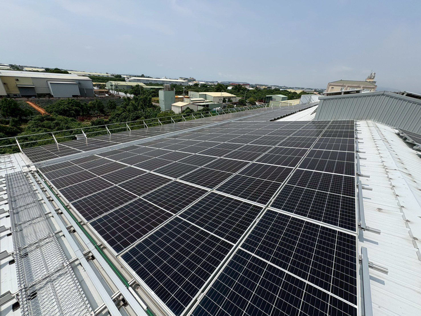 投資光電屋頂省電又減碳！　中市府114年獎勵屋頂設置光電計畫開跑 最高補助30萬元