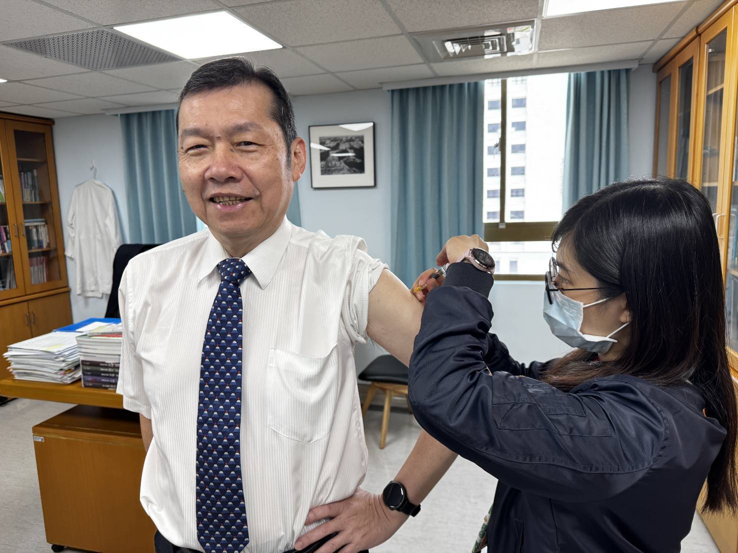 南市各醫療院所院長率先接種疫苗 推獎勵措施　齊心共築防疫防線