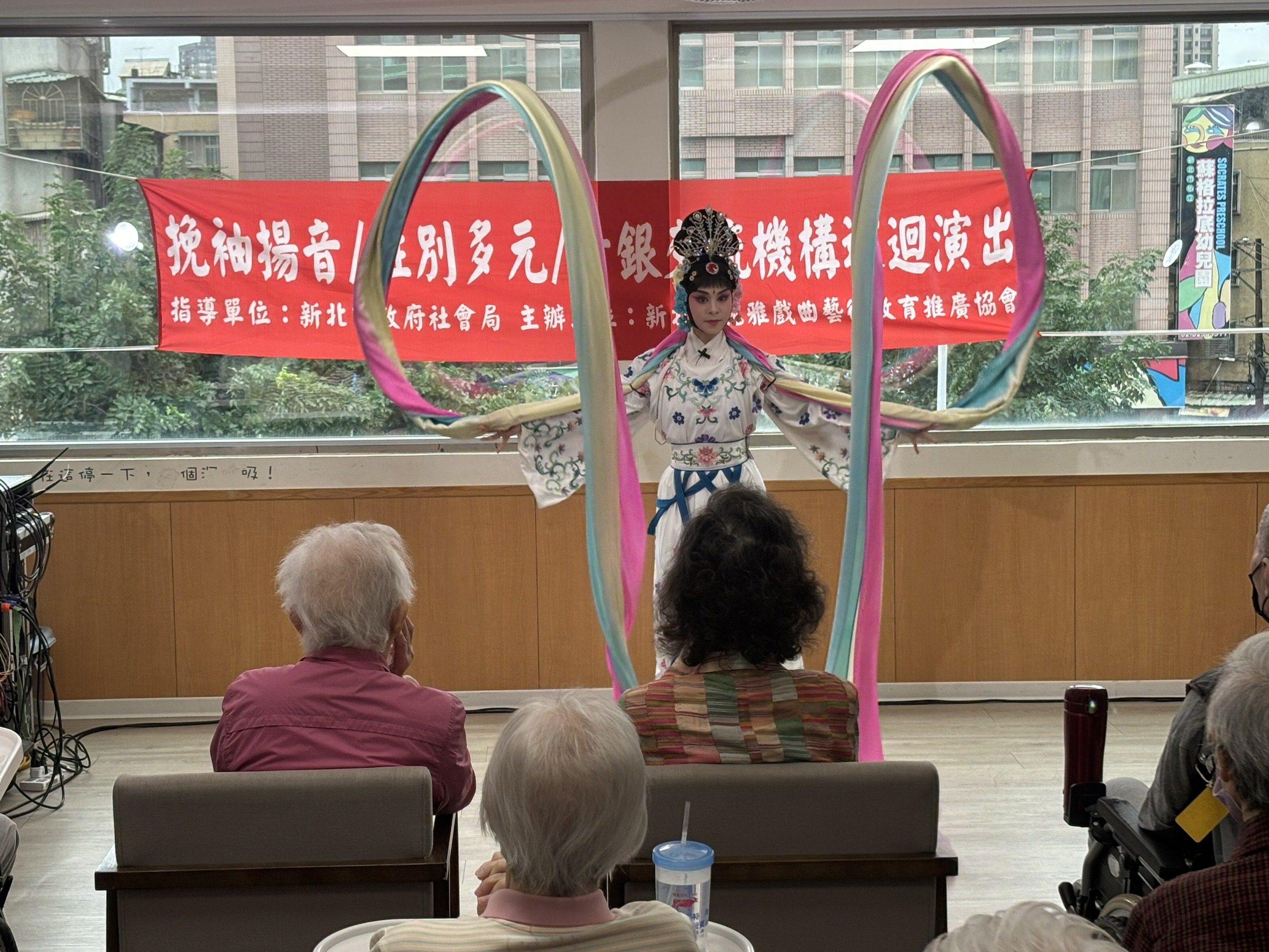 新北市花雅戲曲藝術協會到長照開箱　獻演京崑名劇「天女散花」　喚起長輩美好回憶